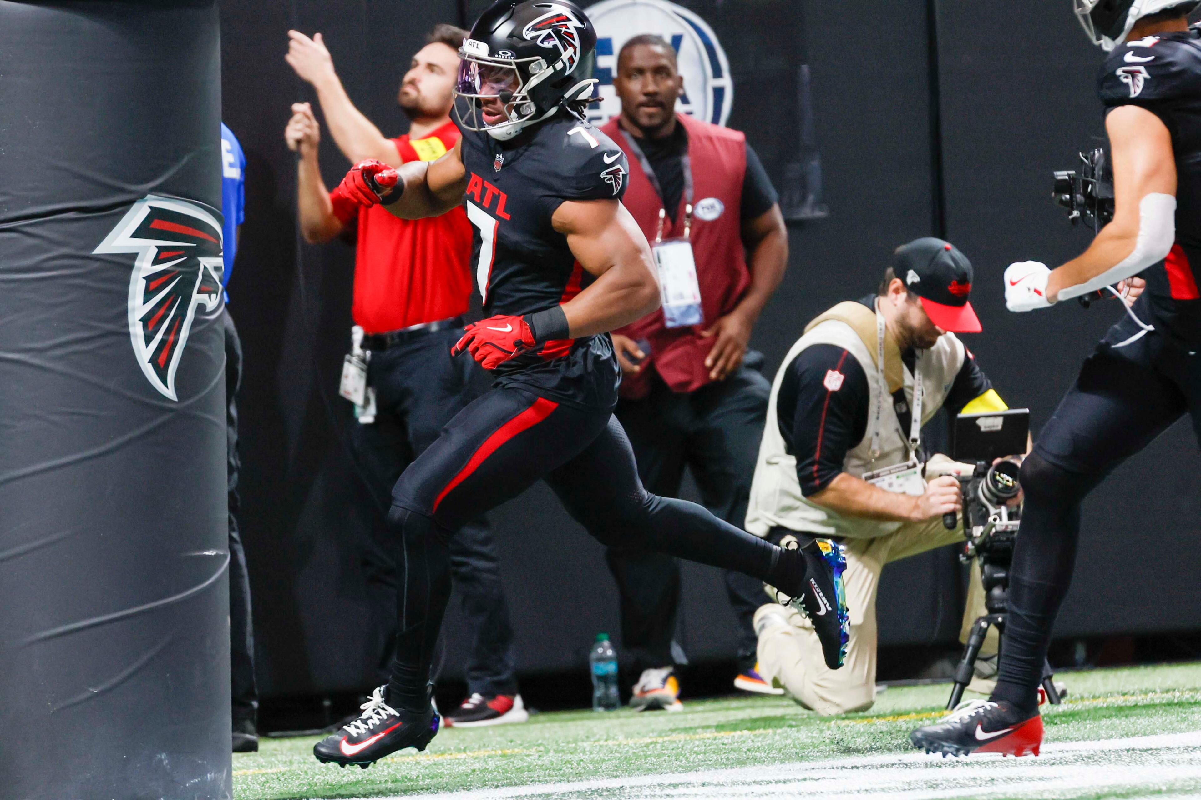 Atlanta Falcons running back Bijan Robinson (7) crosses the end zone for his touchdown during the first half of an NFL game against the Tampa Bay Buccaneers at Mercedes-Benz Stadium on Sunday, September 7, 2025, in Atlanta.
(Miguel Martinez/ AJC)