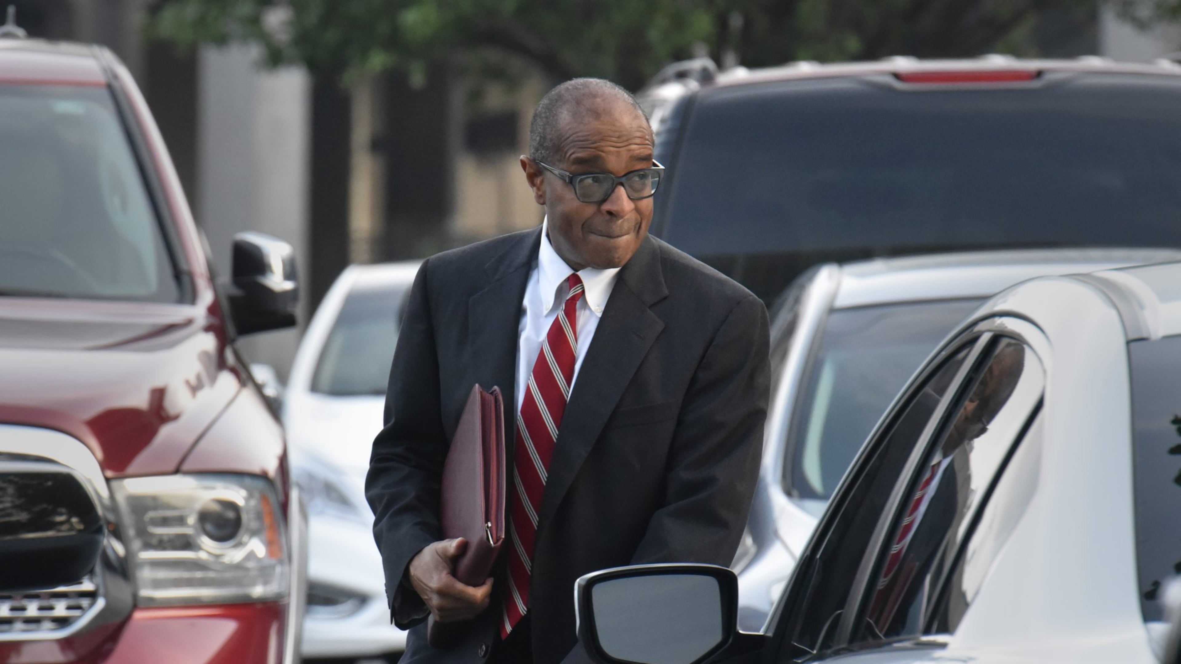 Elvin “E.R.” Mitchell Jr. walks to the federal court in October. HYOSUB SHIN / HSHIN@AJC.COM