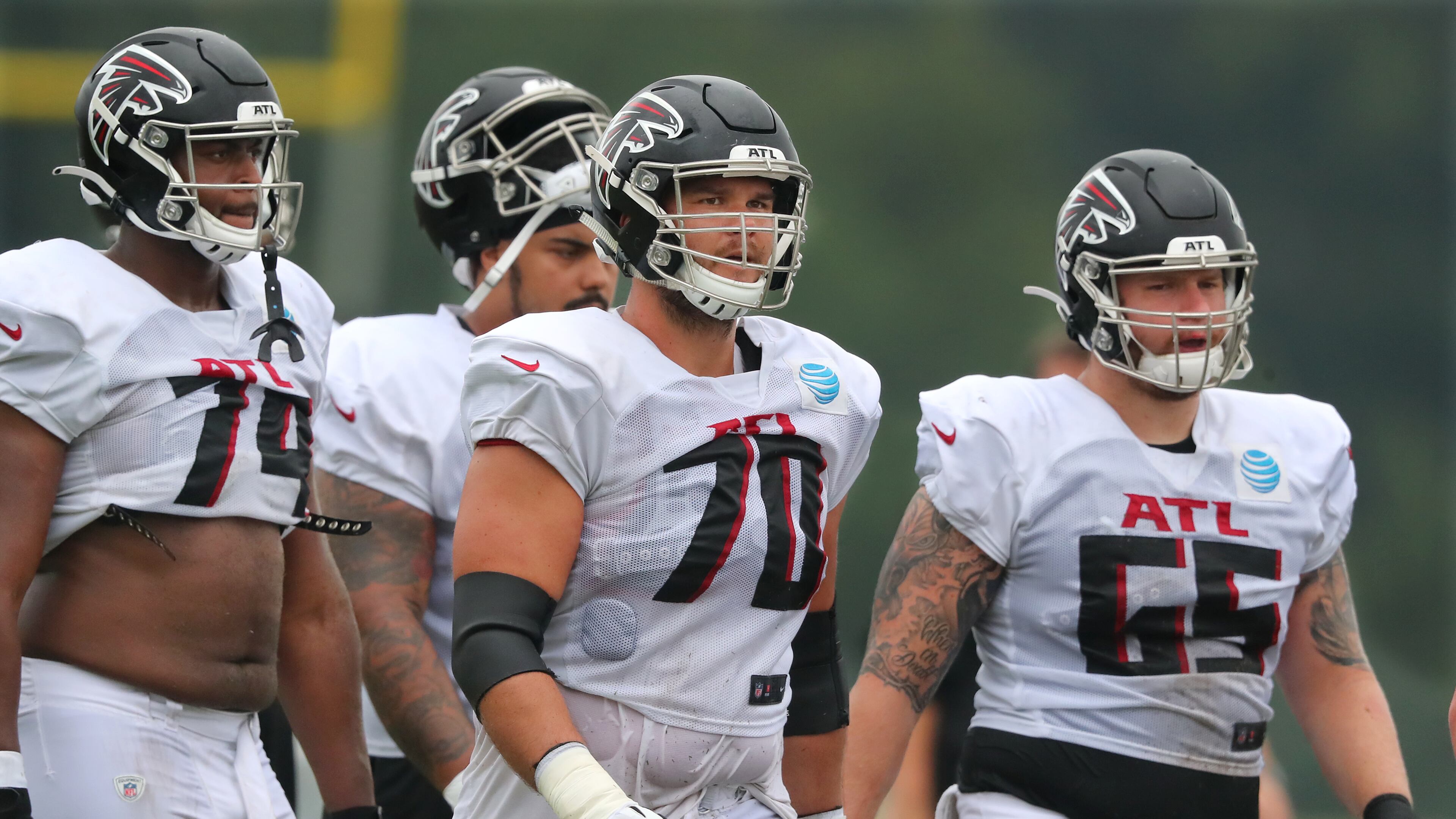 080321 Flowery Branch: Atlanta Falcons offensive lineman Jake Matthews (center) works with rookie Joe Sculthrope (right) and William Sweet (left) the first day in pads at training camp on Tuesday, August 3, 2021, in Flowery Branch. “Curtis Compton / Curtis.Compton@ajc.com”