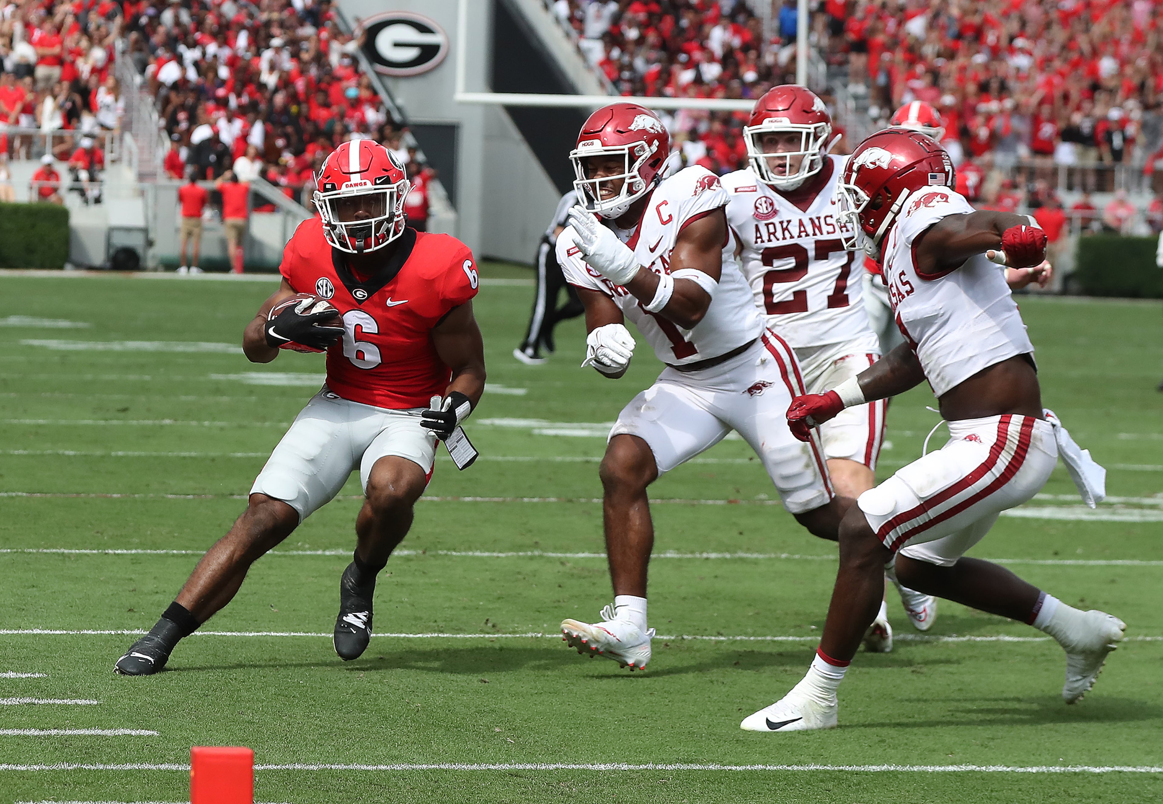 100221 ATHENS: Georgia running back Kenny McIntosh makes a long first down reception against Arkansas during the first quarter setting up Georgia's second touchdown of the day in a NCAA college football game on Saturday, Oct. 2, 2021, in Athens. “Curtis Compton / Curtis.Compton@ajc.com”