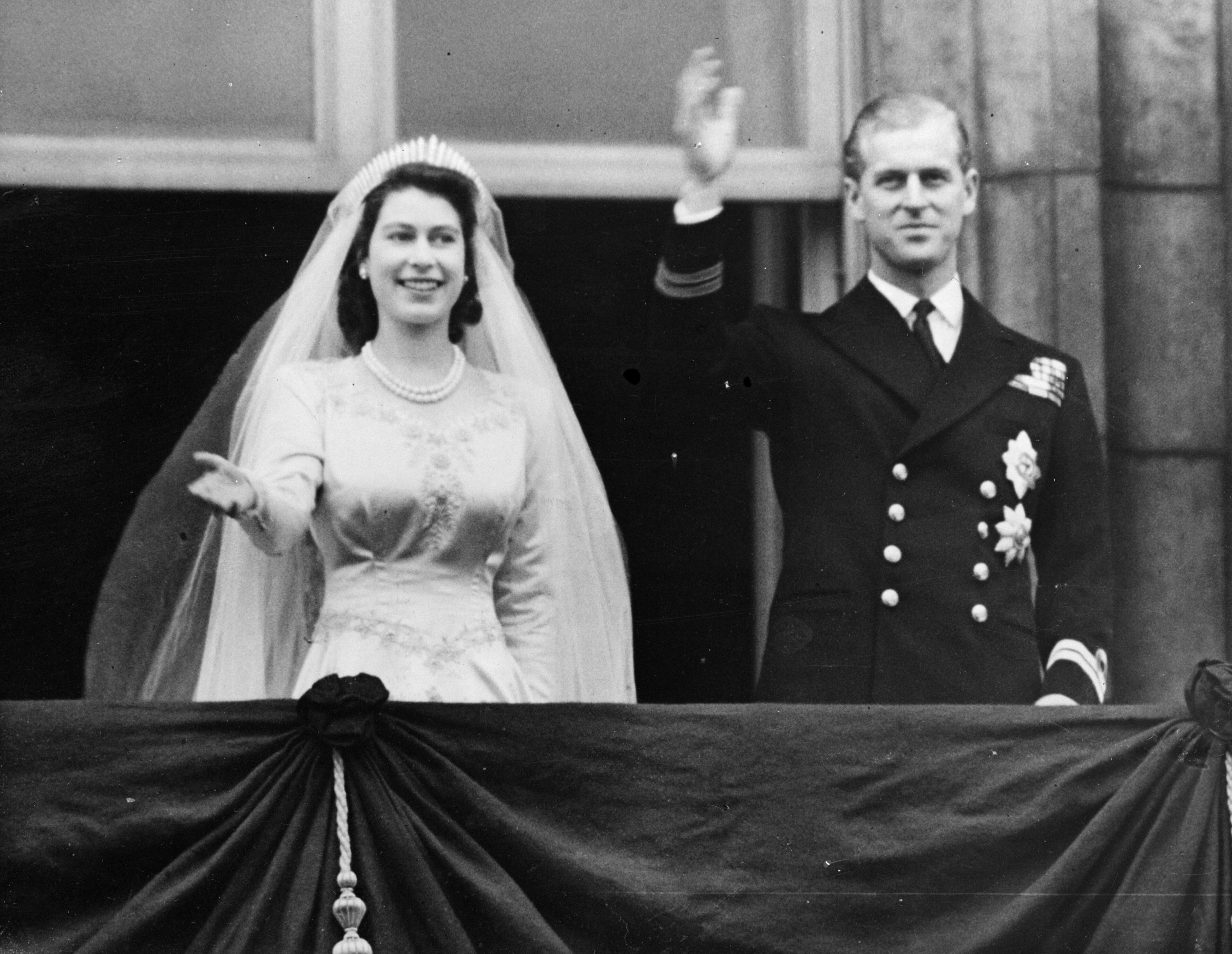 20th November 1947: Princess Elizabeth and The Prince Philip, Duke of Edinburgh waving to a crowd from the balcony of Buckingham Palace, London shortly after their wedding at Westminster Abbey. (Photo by Keystone/Getty Images)