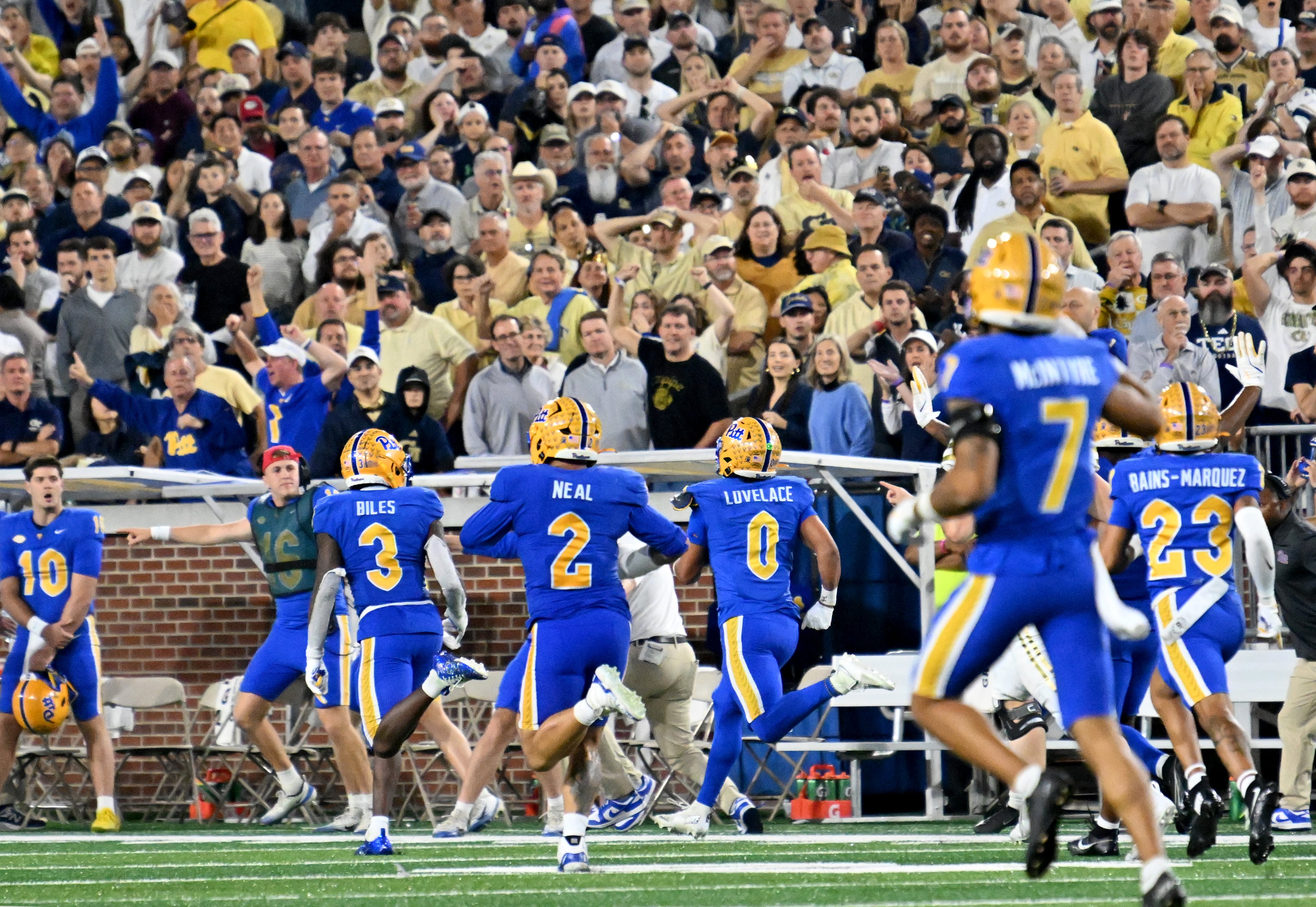 Pittsburgh linebacker Braylan Lovelace (0) runs for a touchdown after intercepting a pass during the second half in an NCAA college football game at Bobby Dodd Stadium, Saturday, November 22, 2025 in Atlanta. Pittsburgh won 42-28 over Georgia Tech. (Hyosub Shin / AJC)