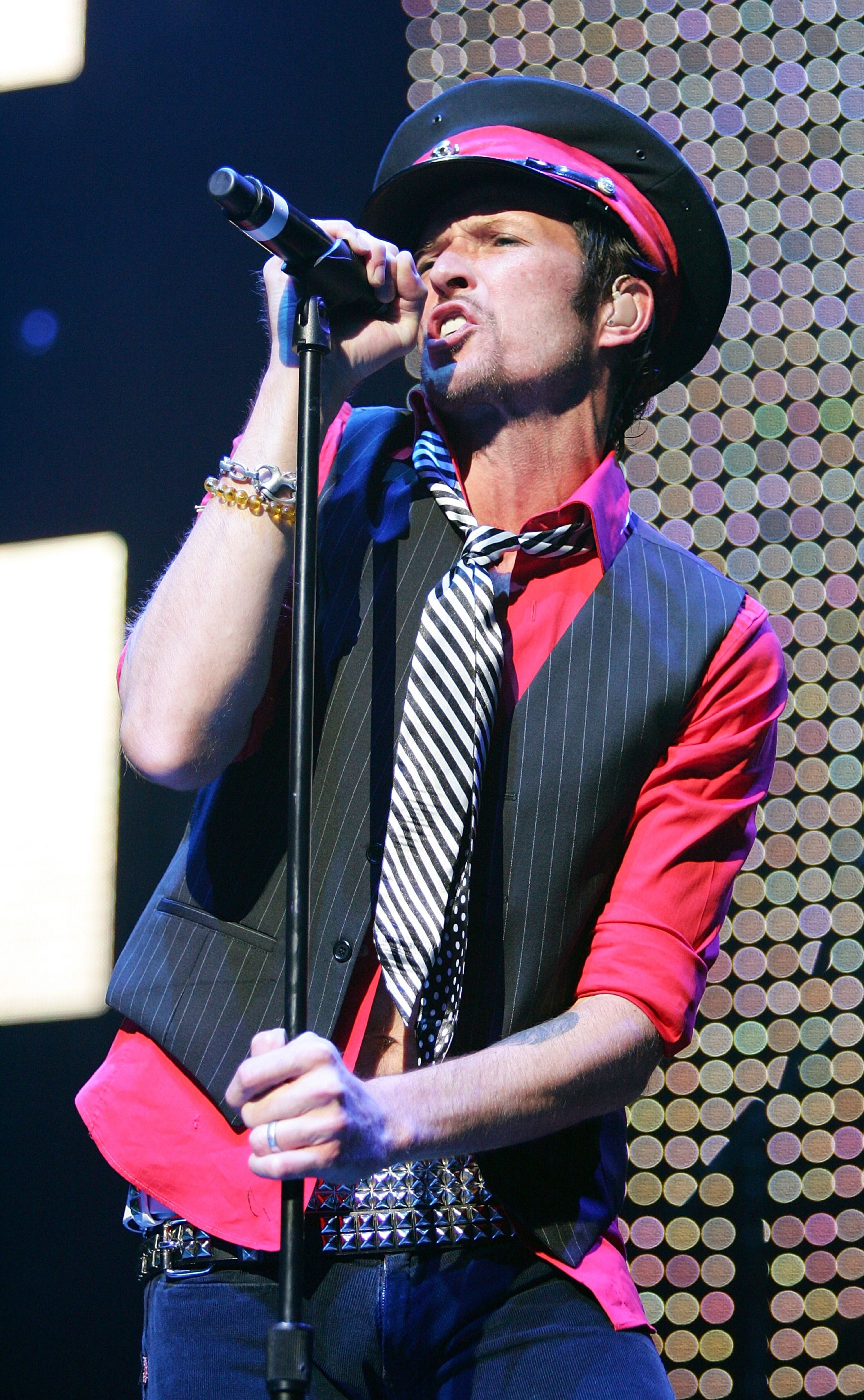 LAS VEGAS - SEPTEMBER 21: Velvet Revolver singer Scott Weiland performs at the Mandalay Bay Events Center September 21, 2007 in Las Vegas, Nevada. The rock band is touring in support of the new album, "Libertad." (Photo by Ethan Miller/Getty Images)
