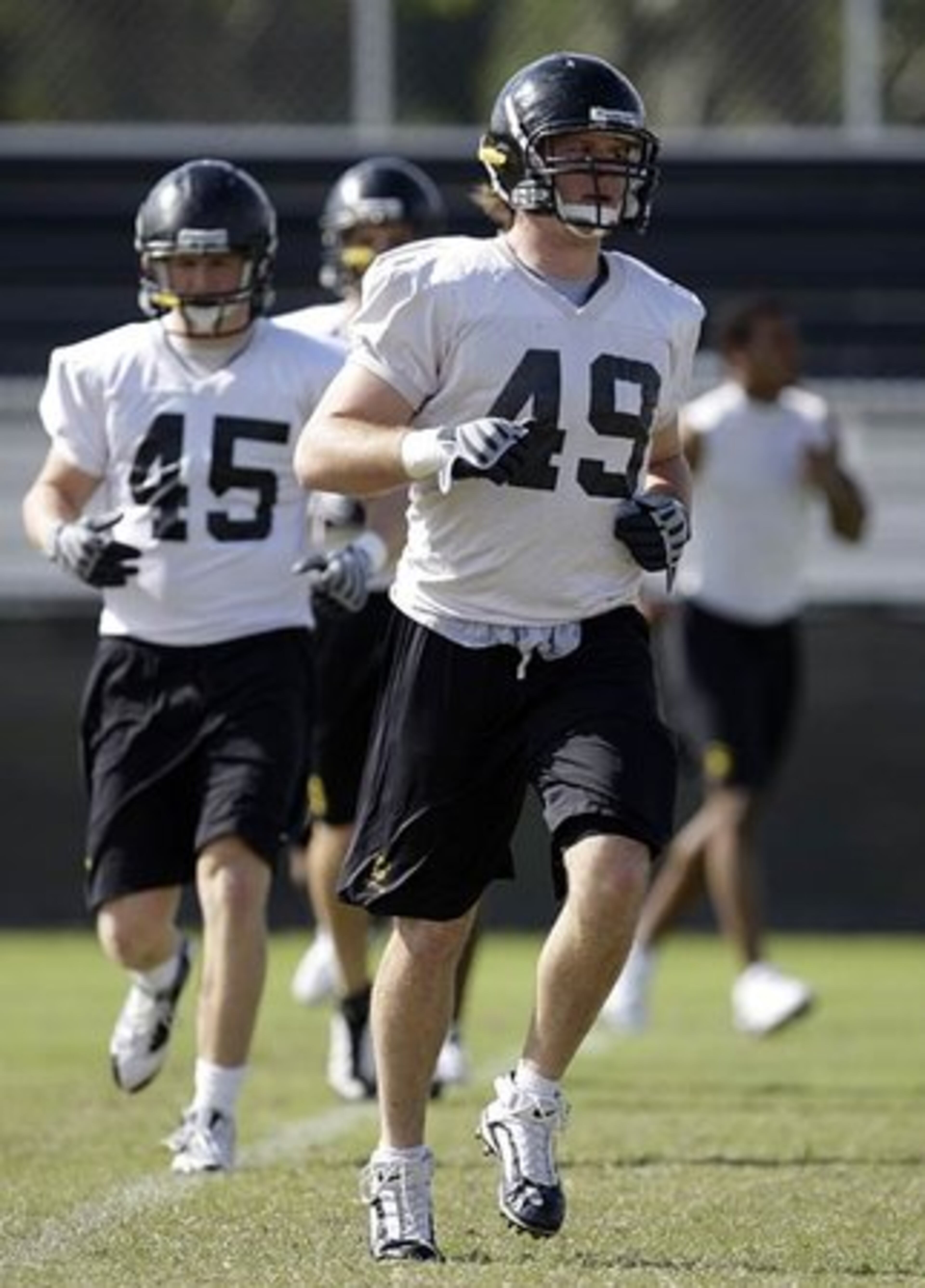 Iowa linebackers A.J. Edds (49) and Tyler Nielsen (45) run during NCAA football practice in Miami Shores, Fla.
