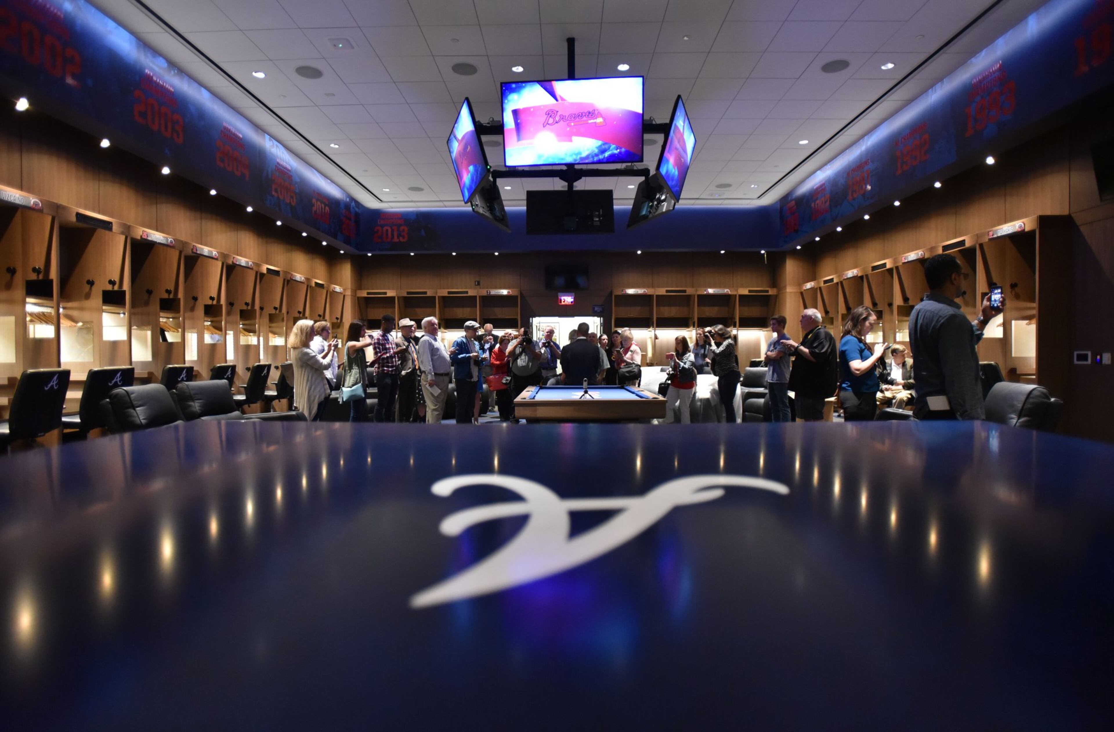 Braves vice chairman John Schuerholz speaks to members of the press in the team's clubhouse in 2020. (Hyosub Shin/AJC)