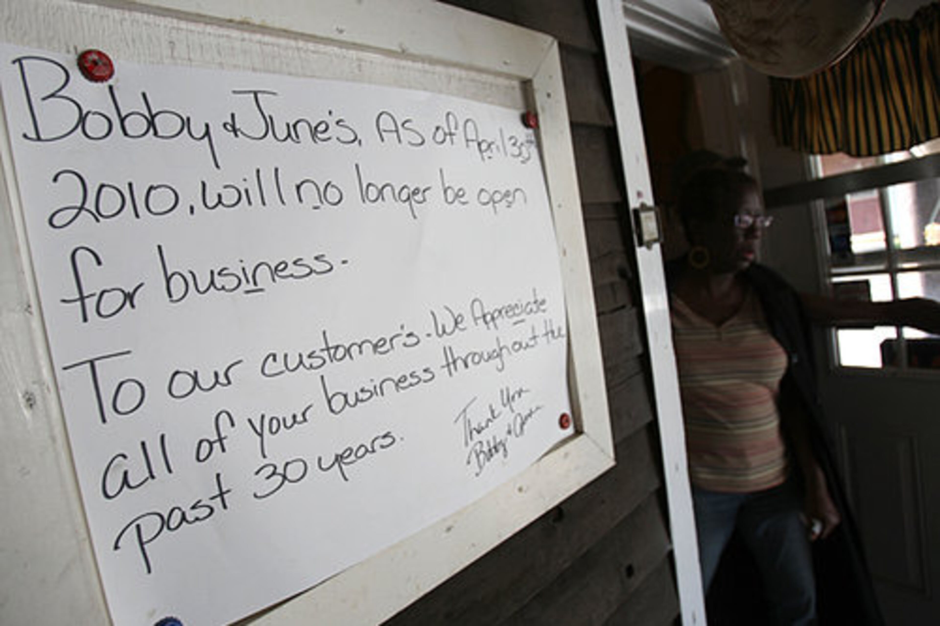 A sign posted at the entrance to the restaurant telling customers the restaurant is closing.