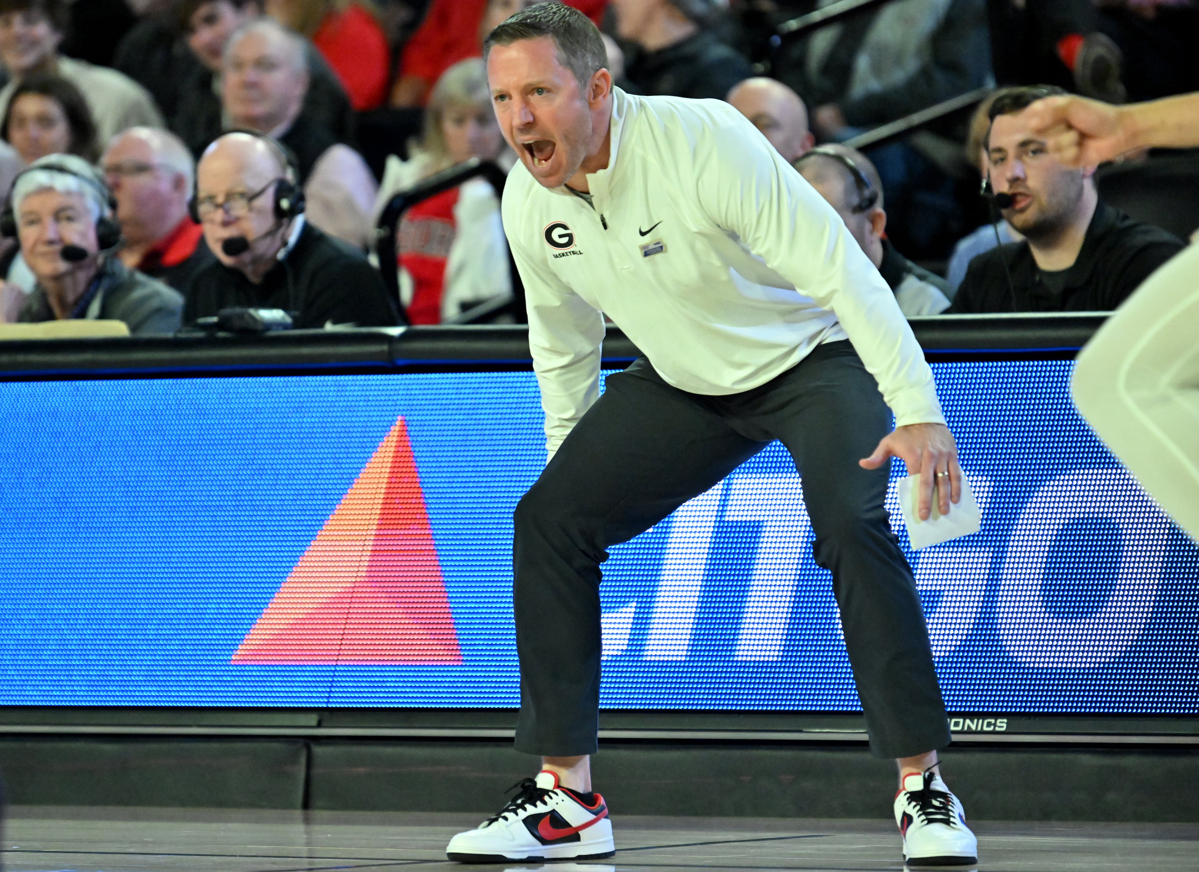 Georgia head coach Mike White directs his team. (Hyosub Shin / Hyosub.Shin@ajc.com)