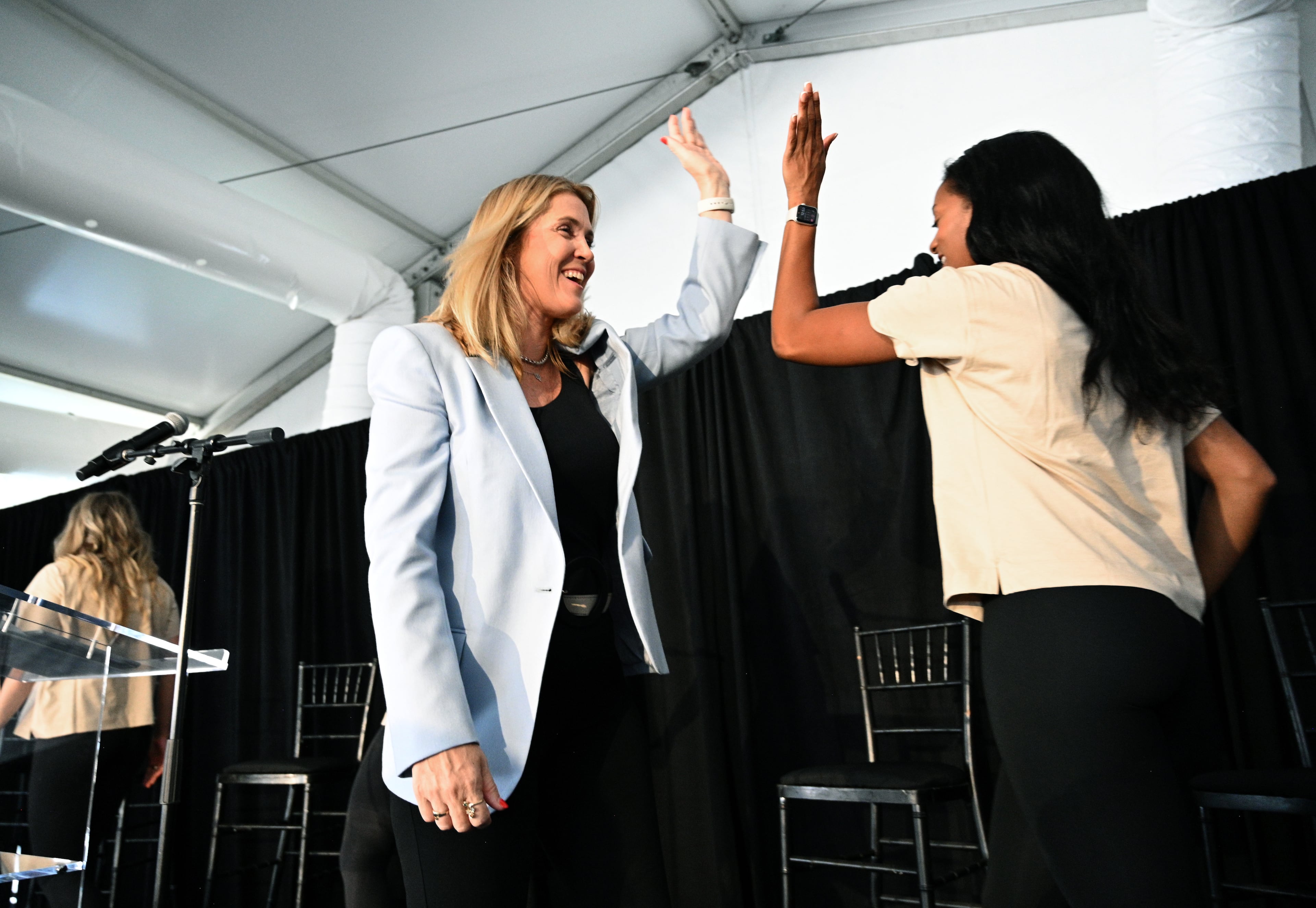 Colleen Craig, owner of Atlanta Vibe, high-fives players. (Hyosub Shin / Hyosub.Shin@ajc.com)