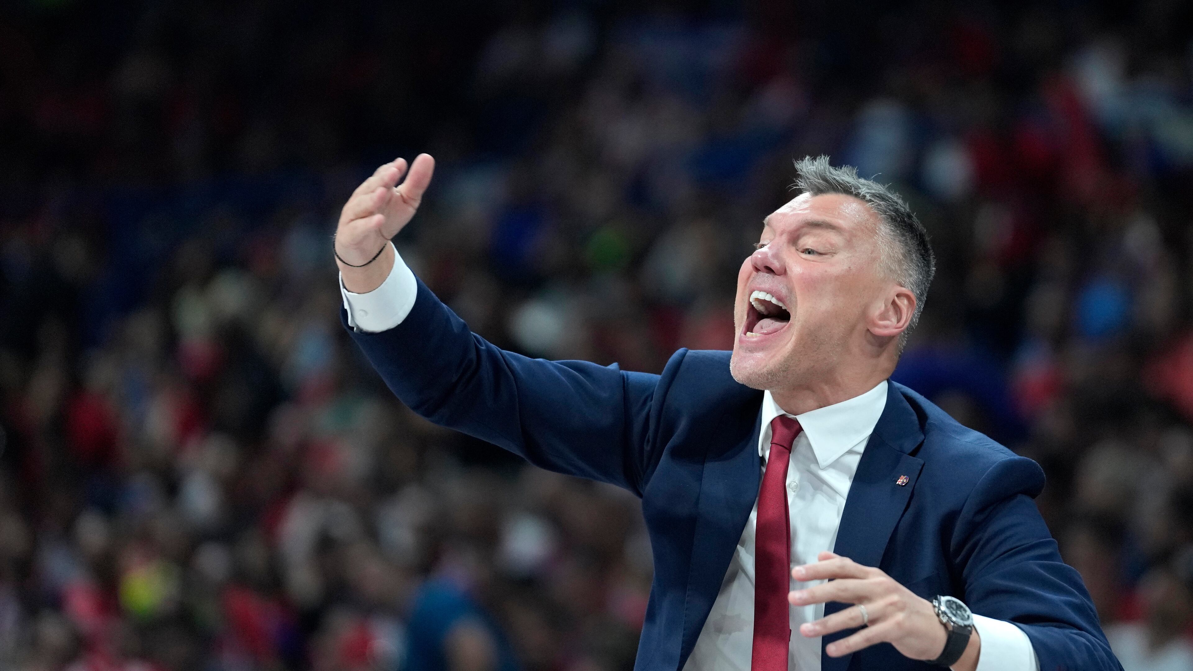 Barcelona's head coach Sarunas Jasikevicius gives instructions to his players during their Final Four Euroleague bronze medal basketball match between Barcelona and Olympiacos, in Belgrade, Serbia, Saturday, May 21, 2022. (AP Photo/Darko Vojinovic)