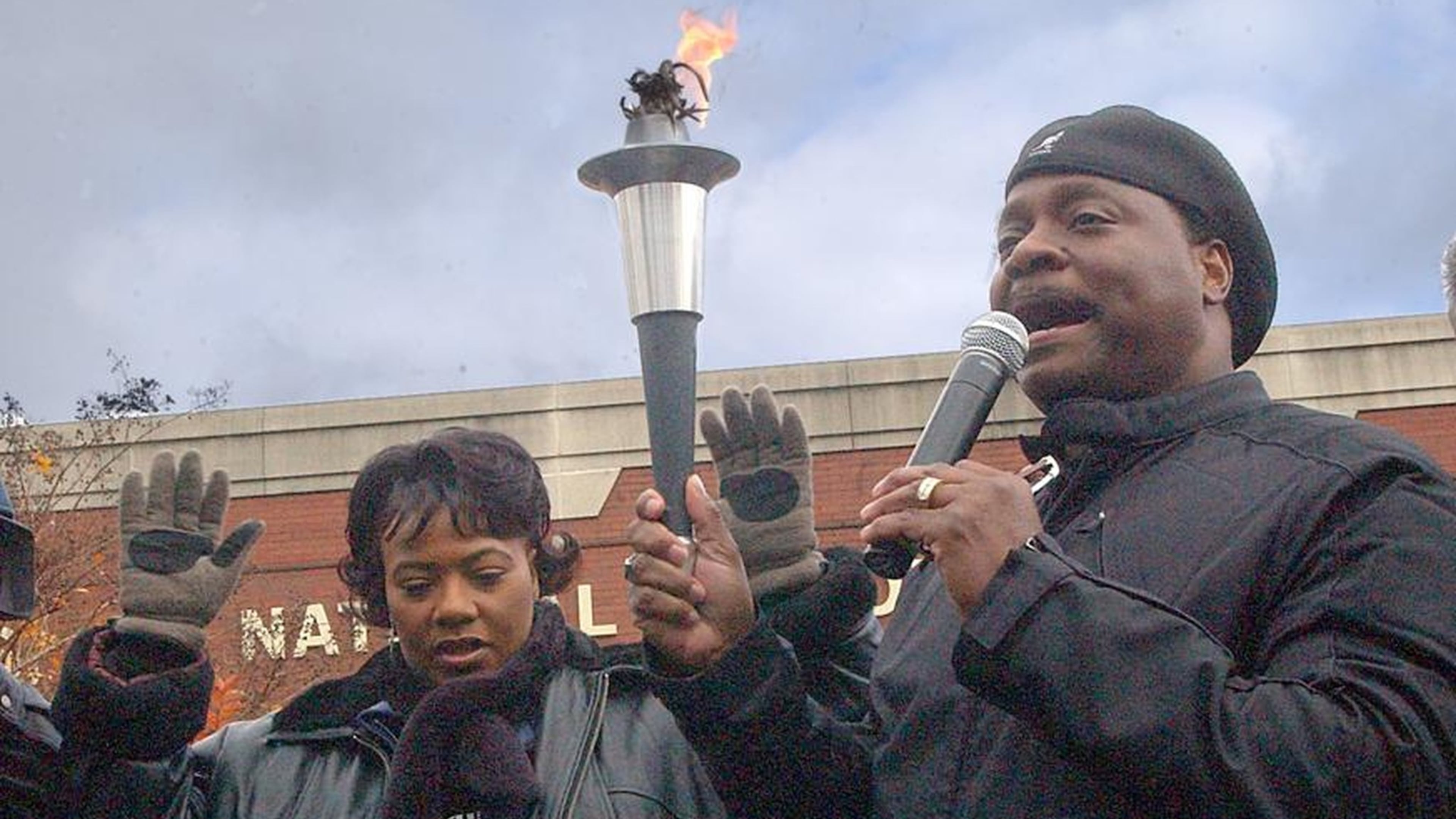 Bishop Eddie Long (right) and Bernice King pray December 11, 2004 after passing the torch at the start of a march against gay marriage and other issues. AJC FILE PHOTO