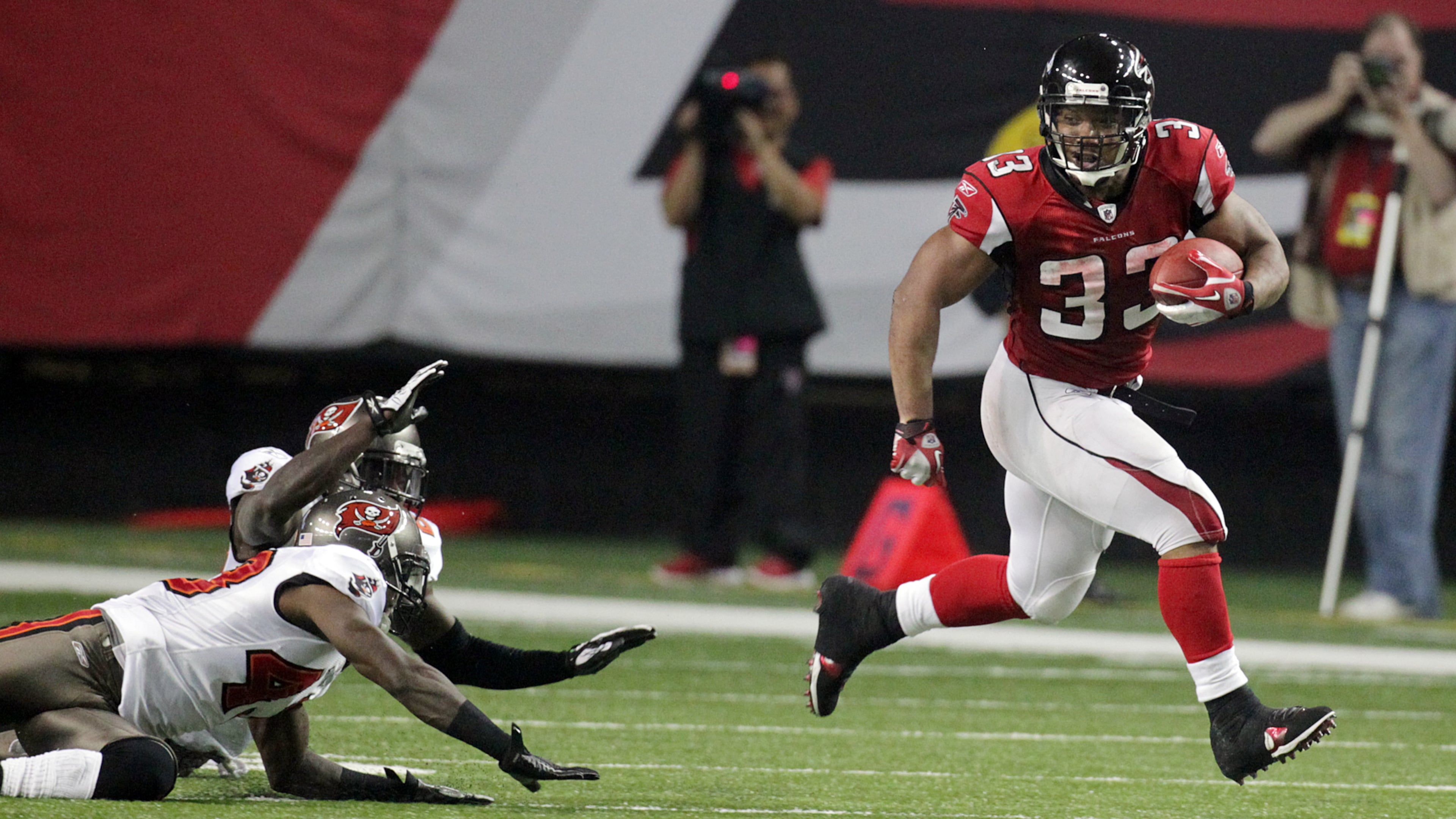 Jan. 1, 2012 Atlanta - Falcons running back Michael Turner breaks away from Buccaneers defenders for a 81-yard touchdown run and a 42-0 lead during 1st half action at the Georgia Dome in Atlanta on Sunday, Jan. 1, 2012. Curtis Compton ccompton@ajc.com