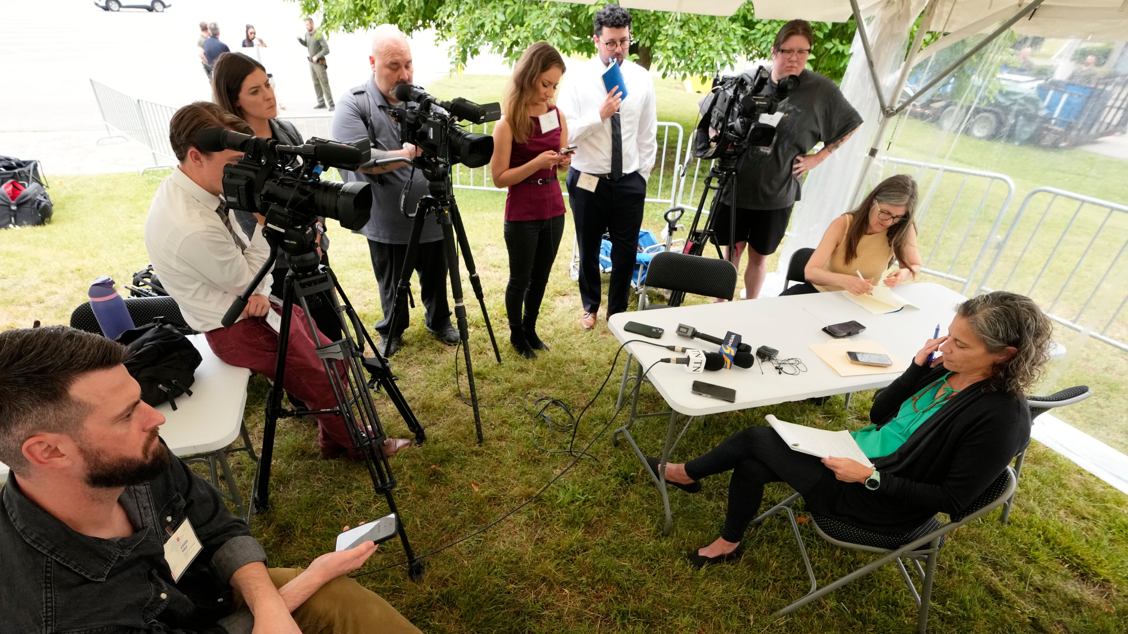 Maria DeLiberato, right, attorney for death row inmate Tony Von Carruthers, speaks to reporters after the execution of Carruthers was called off because a suitable vein could not found as required by lethal injection execution protocol Thursday, May 21, 2026, in Nashville, Tenn. (AP Photo/Mark Humphrey)