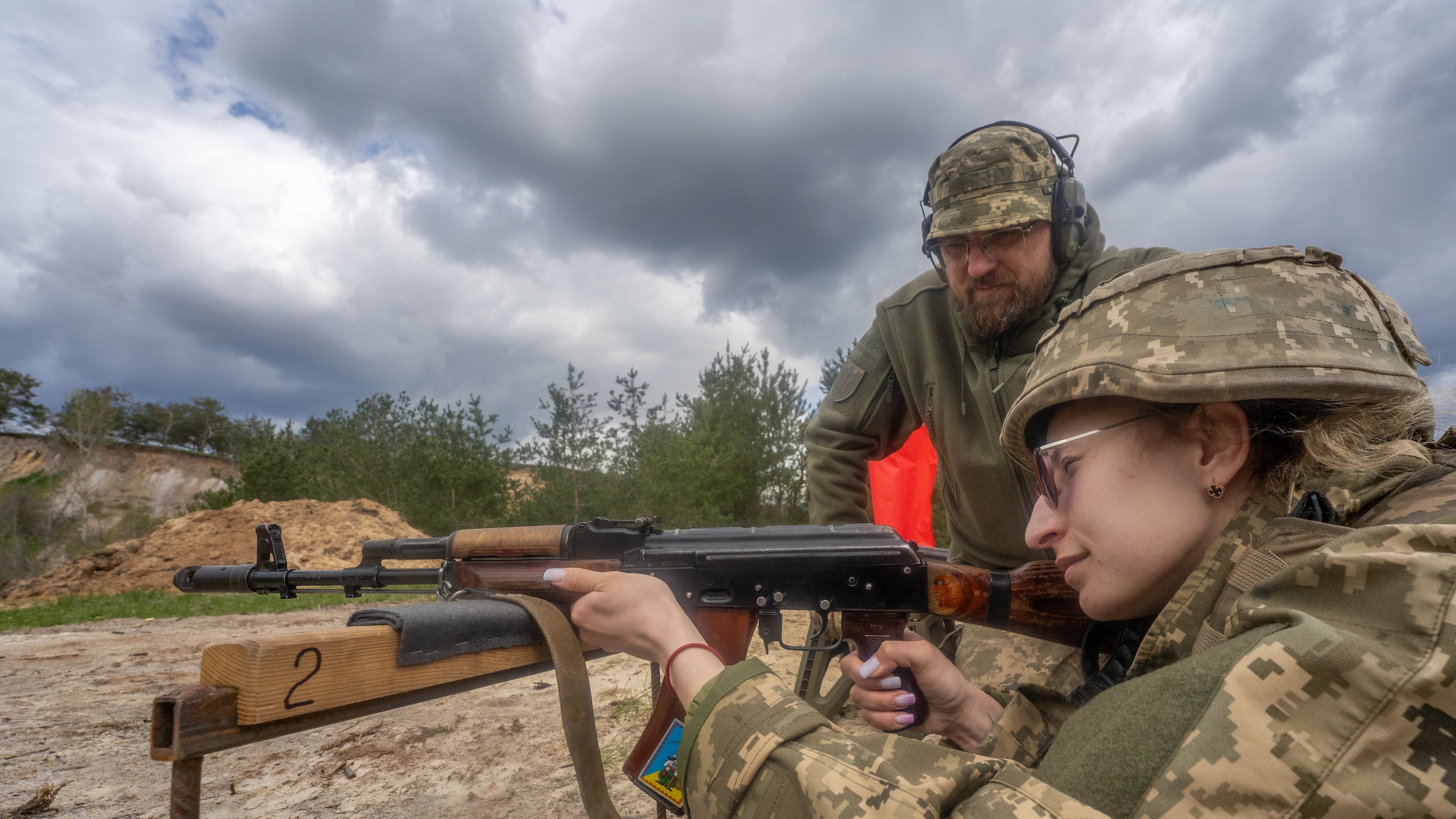 Local residents practice military skills at a training ground near the frontline town of Izium in the Donetsk region, Ukraine, Wednesday, April 29, 2026. (AP photo/Andrii Marienko)