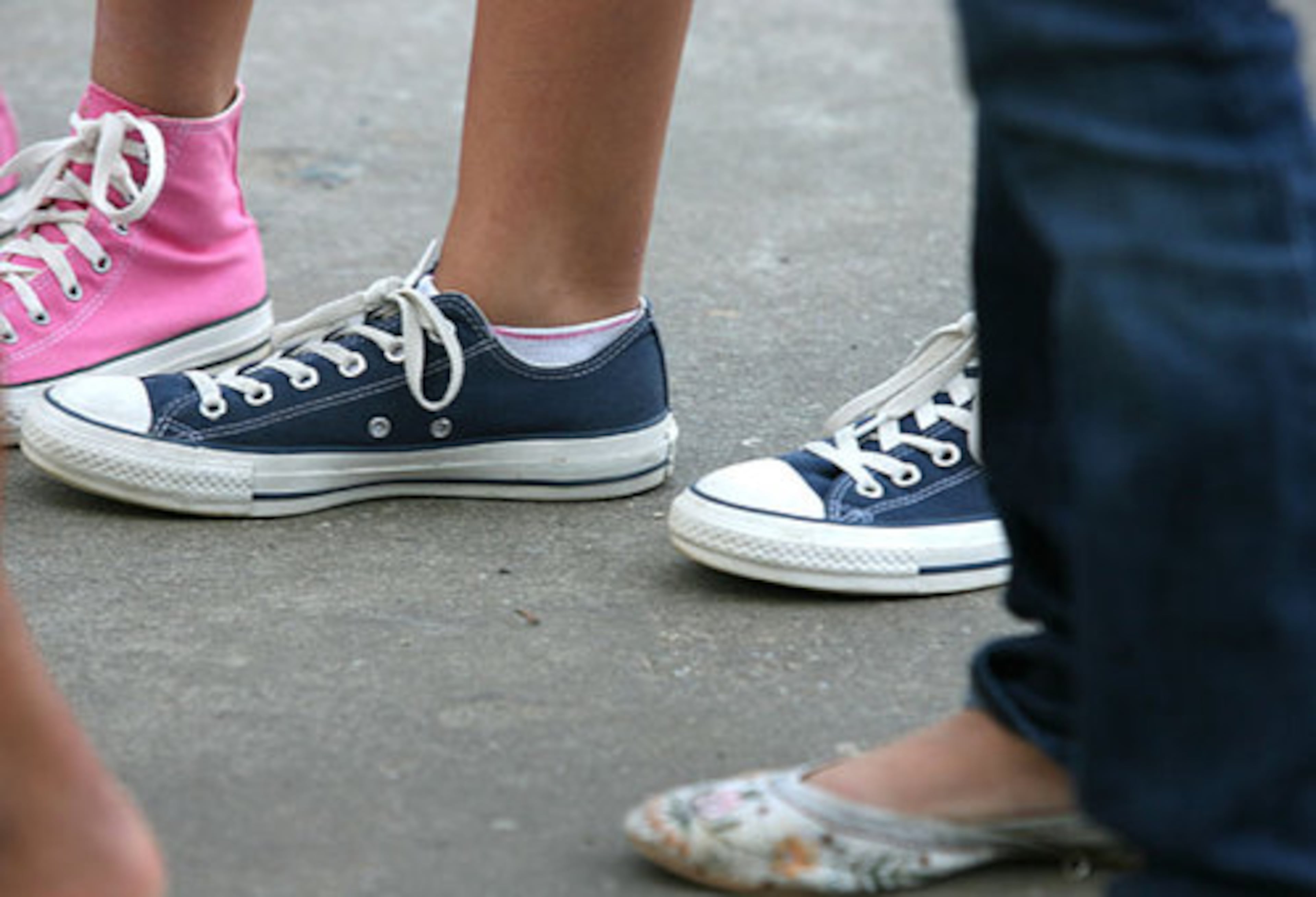 Chuck Taylor sneakers and flats were common footwear for fans arriving at the Jonas Brothers concert.