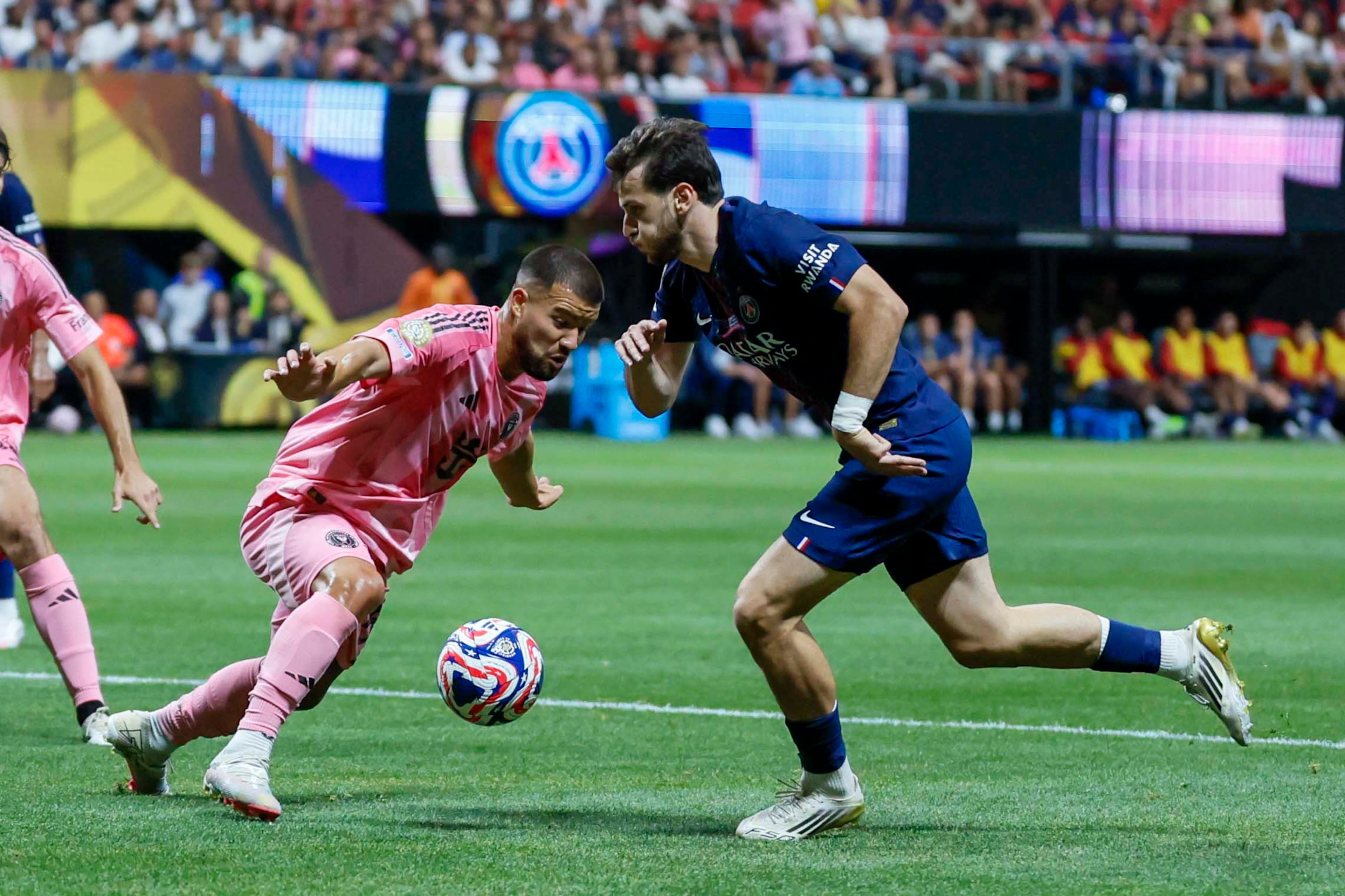 Paris Saint-Germain forward Khvicha Kvaratskhelia (7) battels for possession against Inter Inter Miami defender Marcelo Weigandt (57) during the Club World Cup round of 16 soccer match between Paris Saint-Germain FC and Inter Miami in Atlanta, Georgia, on Sunday, June 29, 2025.
(Miguel Martinez/ AJC)