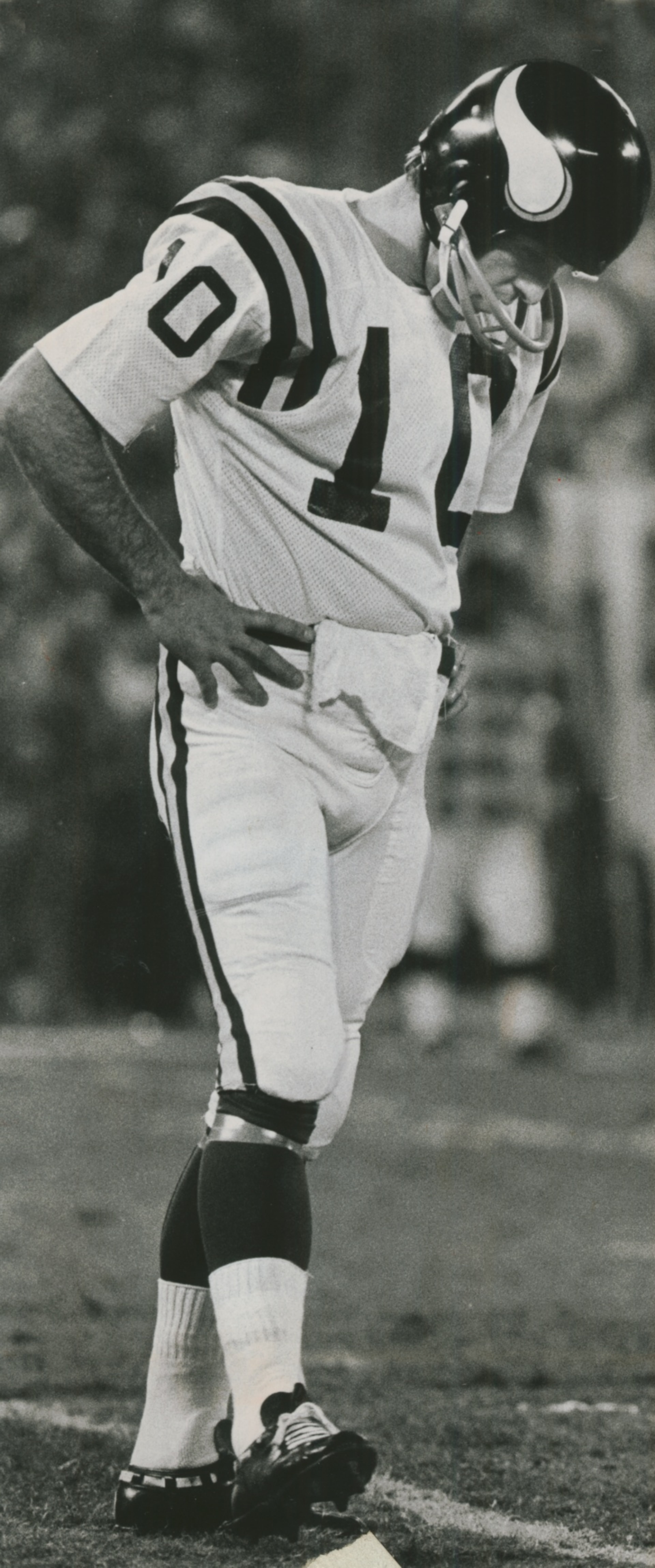 Tarkenton regroups during a game against the Falcons in 1973. (Billy Downs/AJC staff)