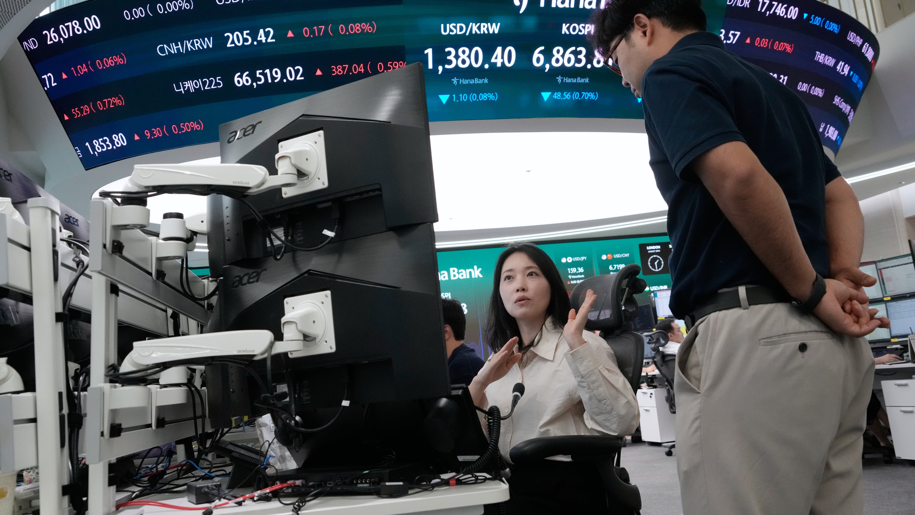 Currency traders work at the foreign exchange dealing room of the Hana Bank headquarters in Seoul, South Korea, Friday, Aug. 28, 2026. (AP Photo/Ahn Young-joon)
