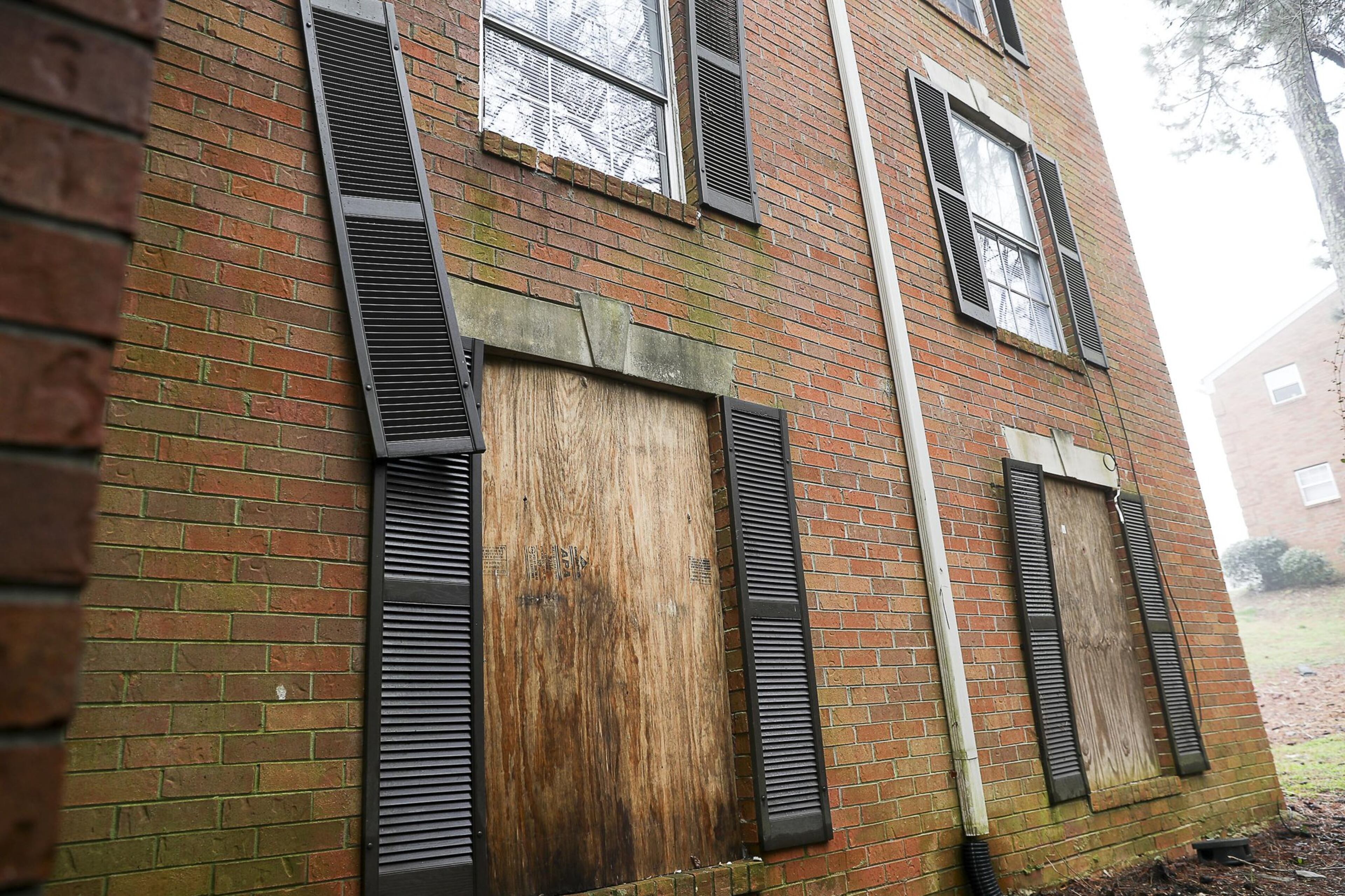 02/21/2019 — Austell, Georgia — Apartment windows are boarded up at Parkview Apartments, located at 360 Riverside Parkway, in Austell, Thursday, February 21, 2019. (ALYSSA POINTER/ALYSSA.POINTER@AJC.COM)
