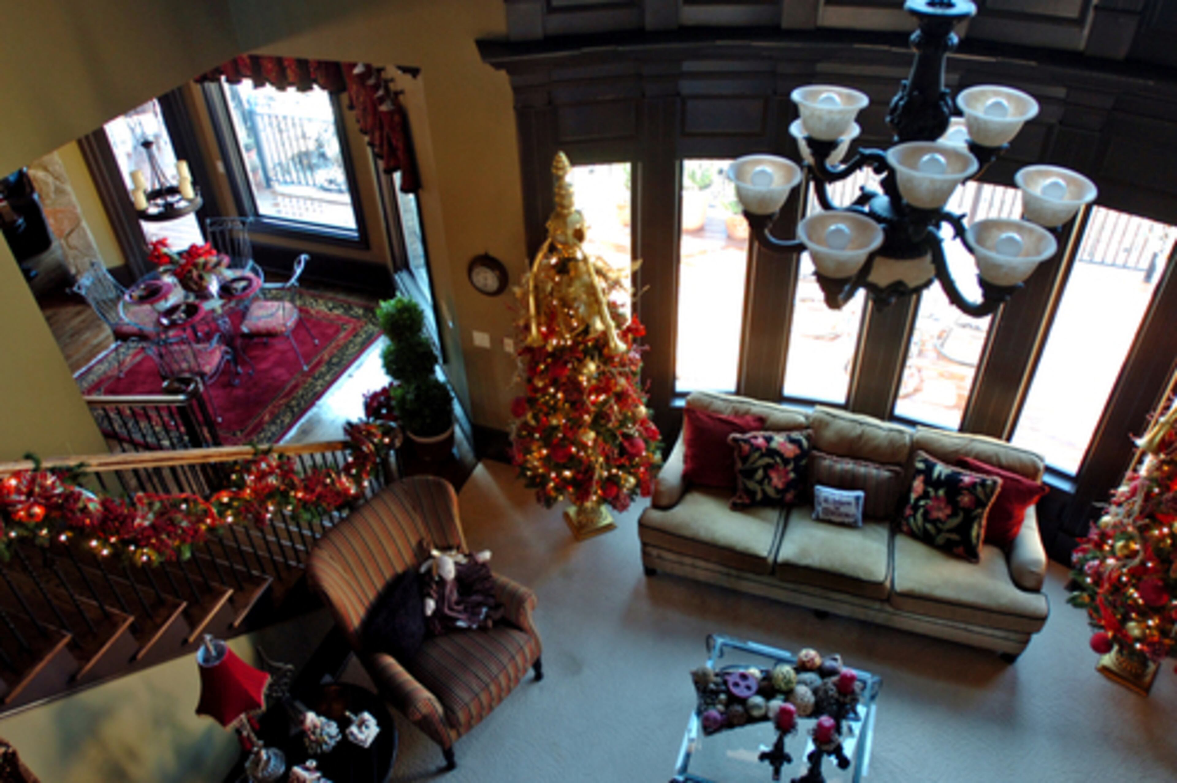 The breakfast area flows into the great room of the Beardslee house, which features 25-foot coffered ceilings.