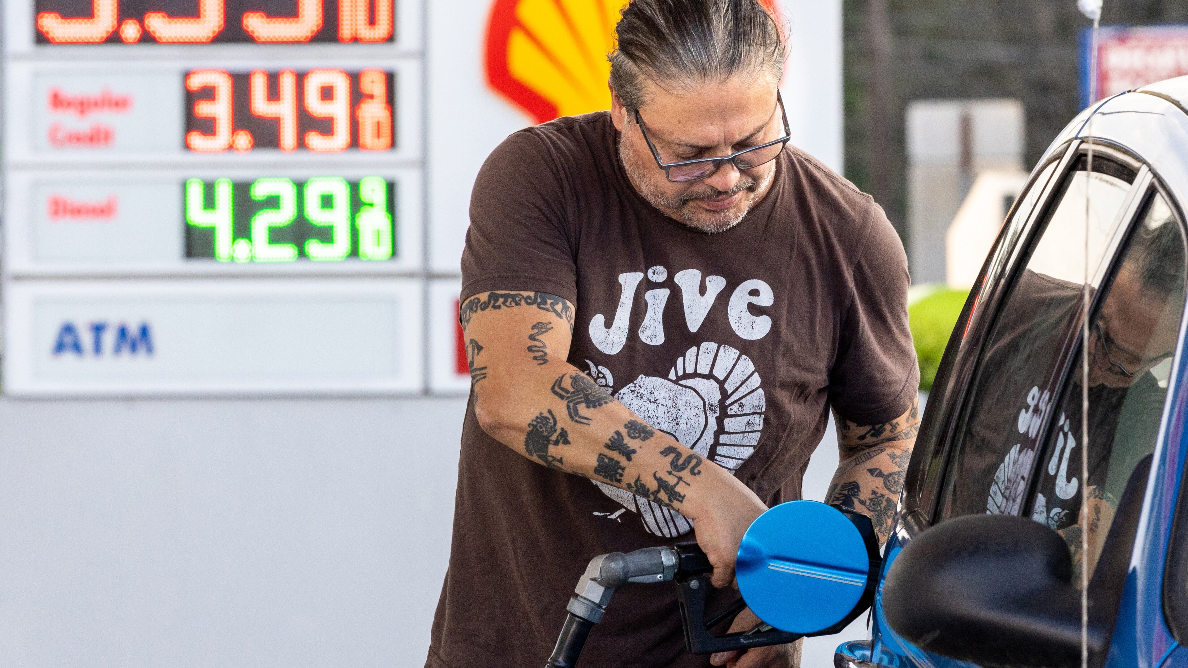 Roberto Zegarra pumps gas in Decatur on Wednesday, April 5, 2023. (Arvin Temkar / arvin.temkar@ajc.com)