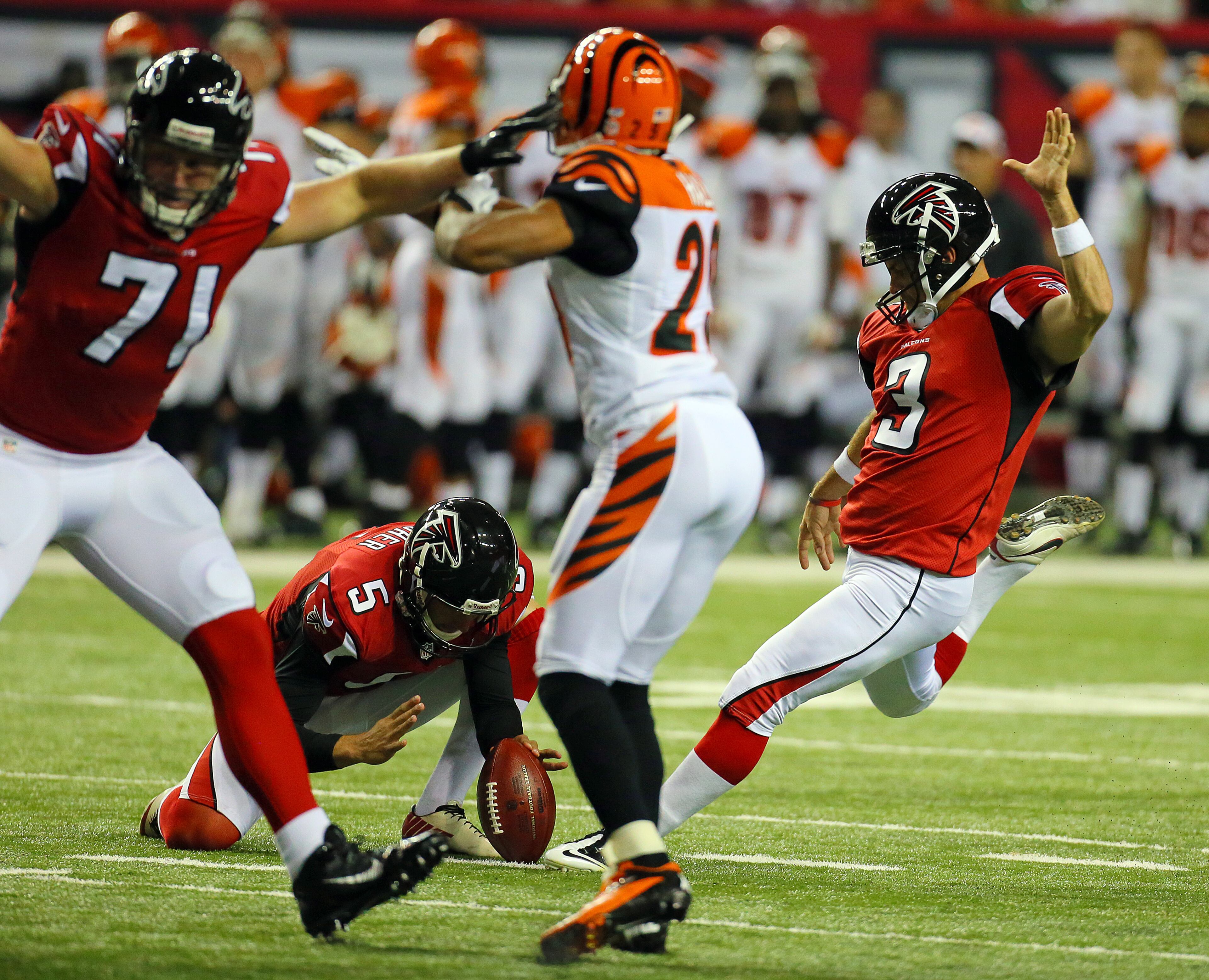 Falcons kicker Matt Bryant gives the Falcons the early 3-0 lead over the Bengals in the first quarter.