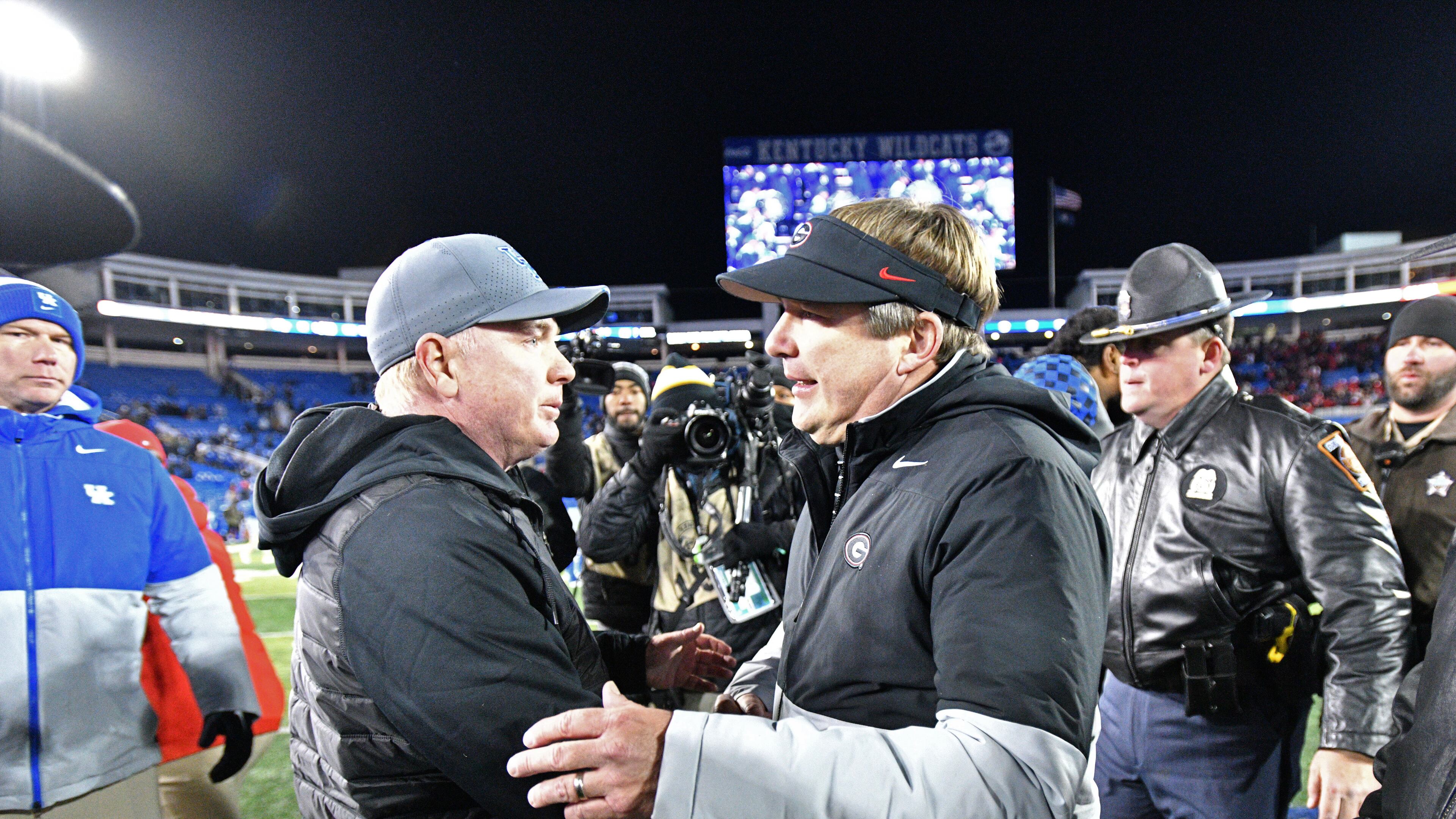 November 19, 2022 Lexington, KY - Kentucky's head coach Mark Stoops (left) and Georgia's head coach Kirby Smart shake hands after Georgia beat Kentucky in an NCAA football game at Kroger Field in Lexington, KY on Saturday, November 19, 2022. Georgia won 16-6 over Kentucky. (Hyosub Shin / Hyosub.Shin@ajc.com)