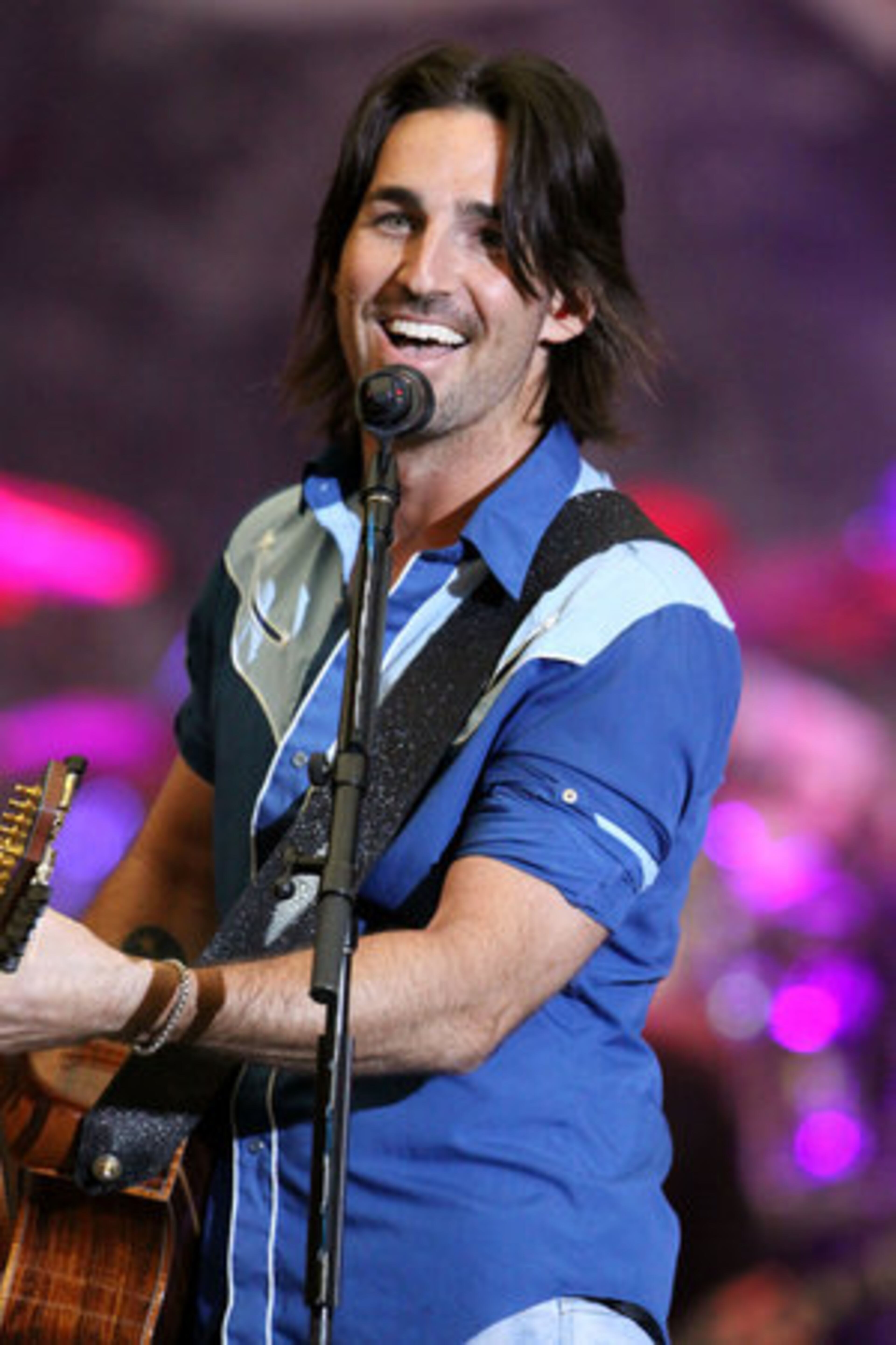 Jake Owen opens the show.
