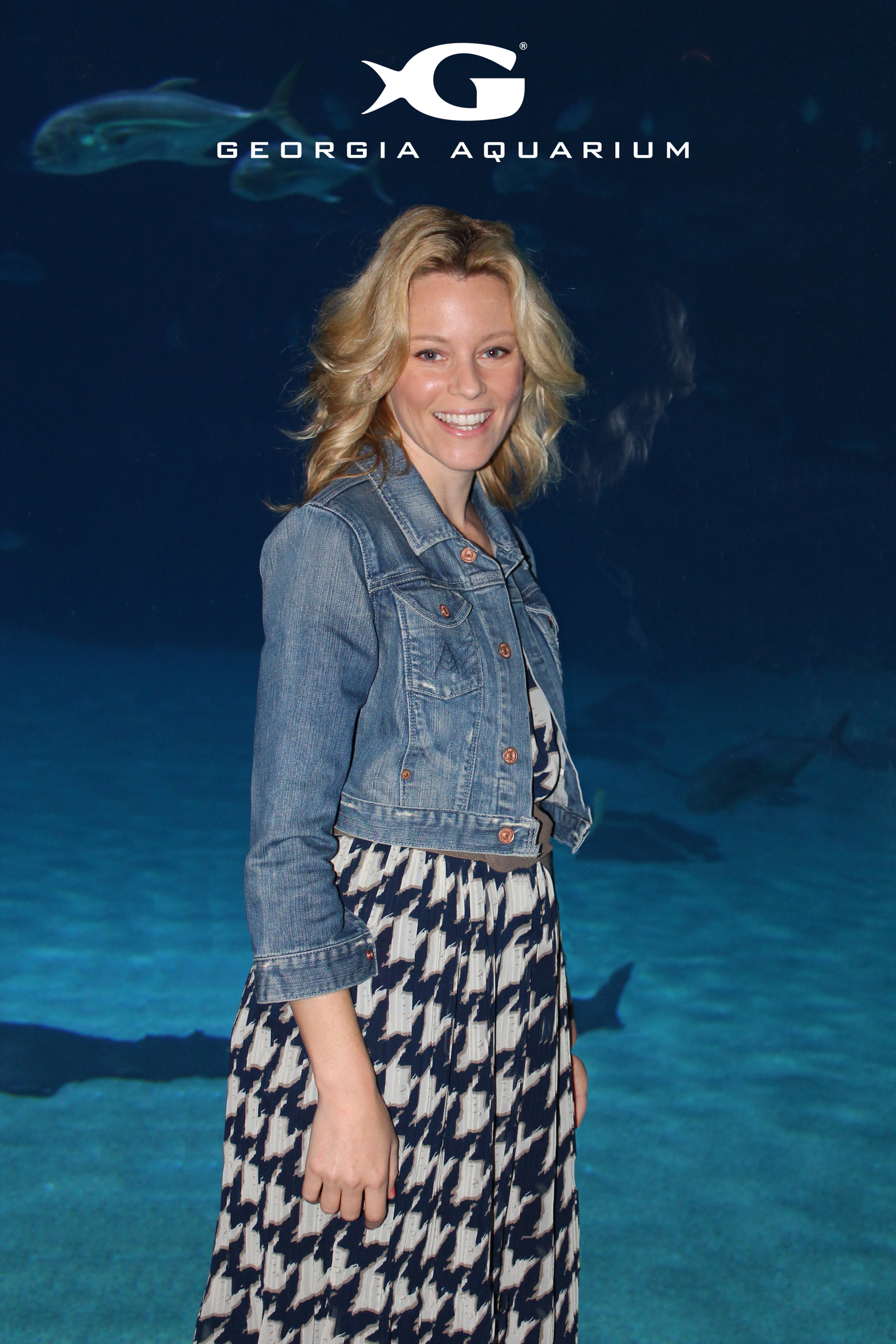 Elizabeth Banks stopped by the aquarium in October 2012.