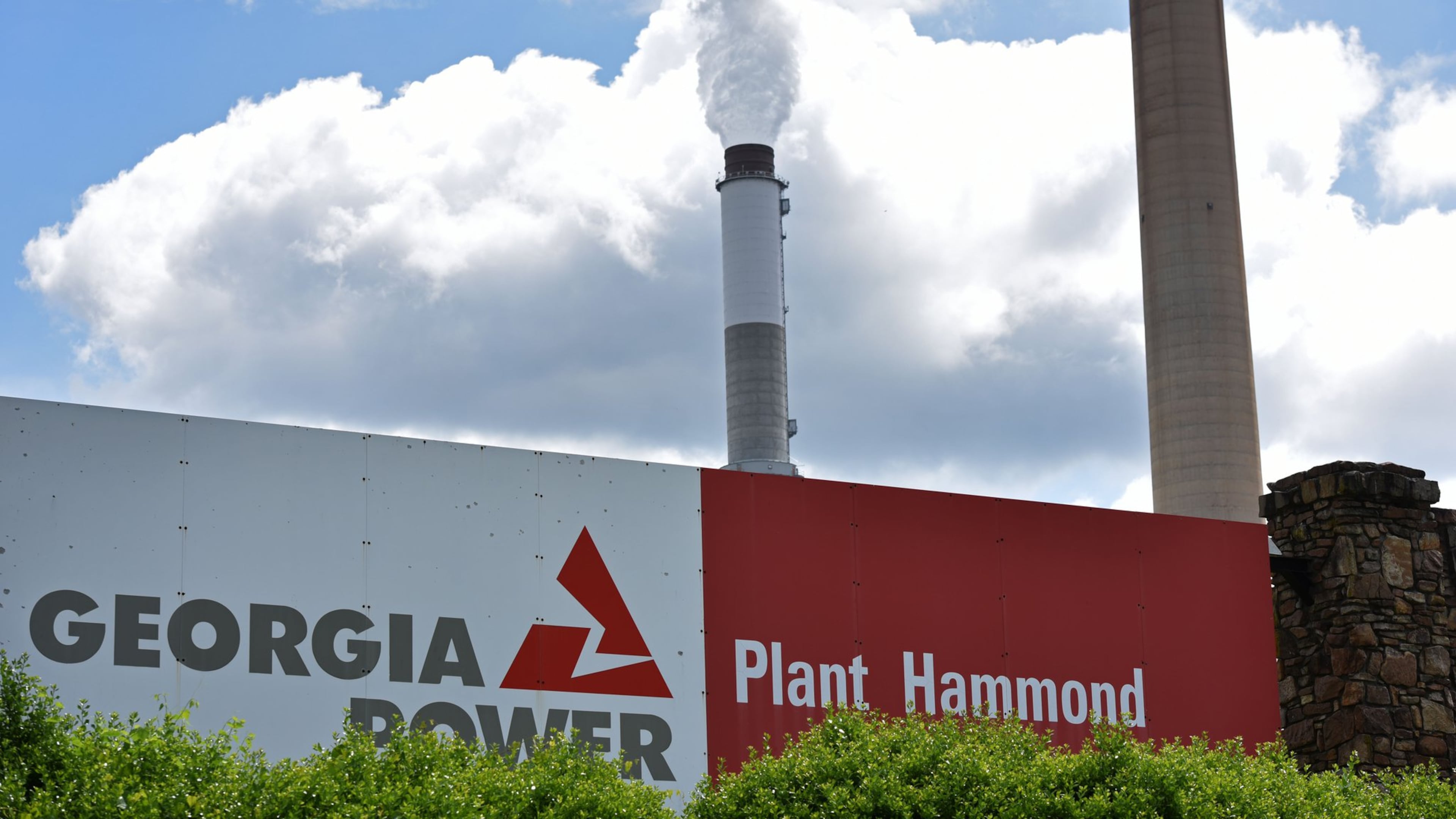 The Coosa River downstream from a Georgia Power plant near Rome could be affected by the Trump administration’s decision to delay Obama-era wastewater rules for coal-fired power plants, say environmentalists. Photo: HYOSUB SHIN / HSHIN@AJC.COM