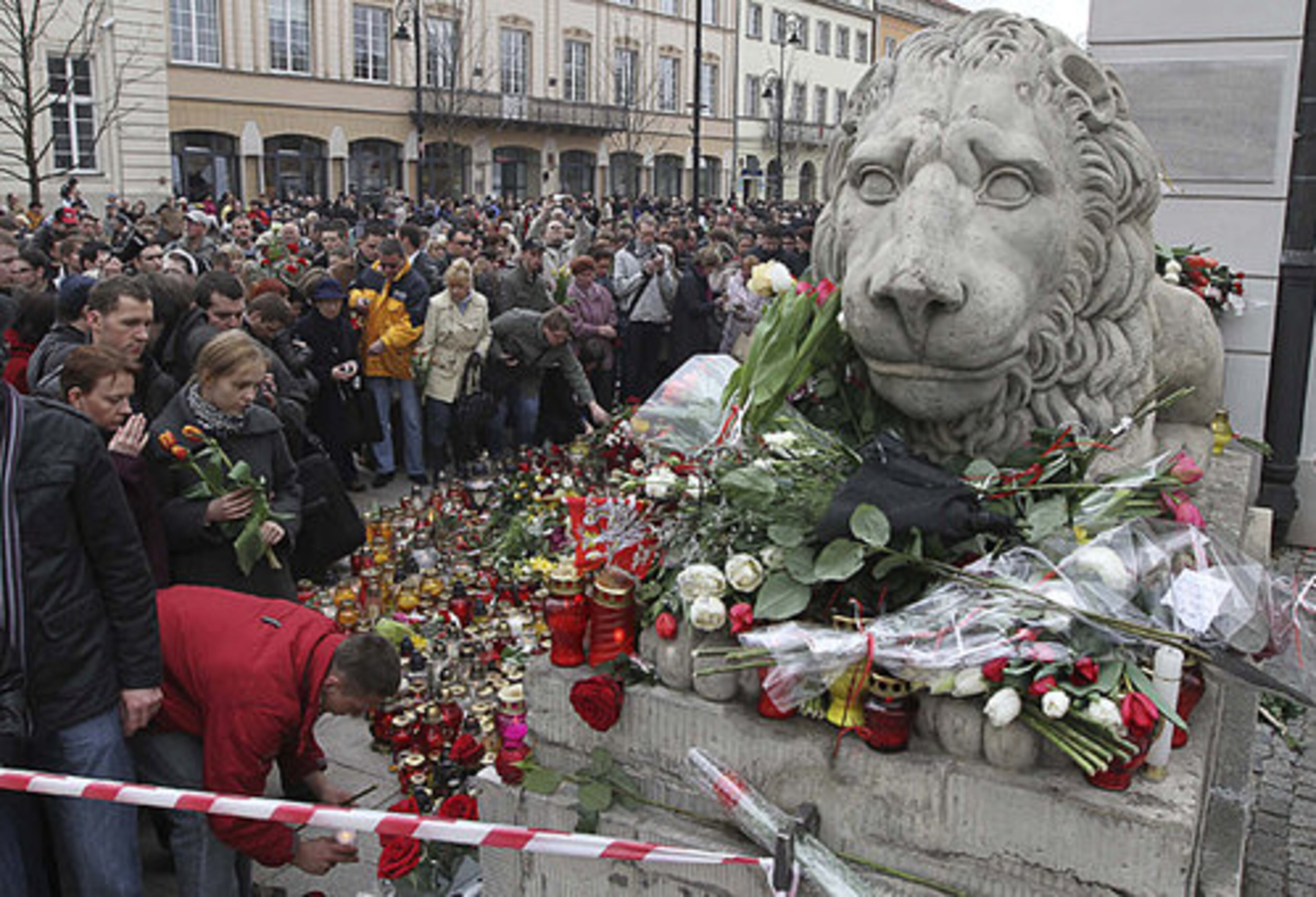 Mourners gather at the Presidential Palace in Warsaw.