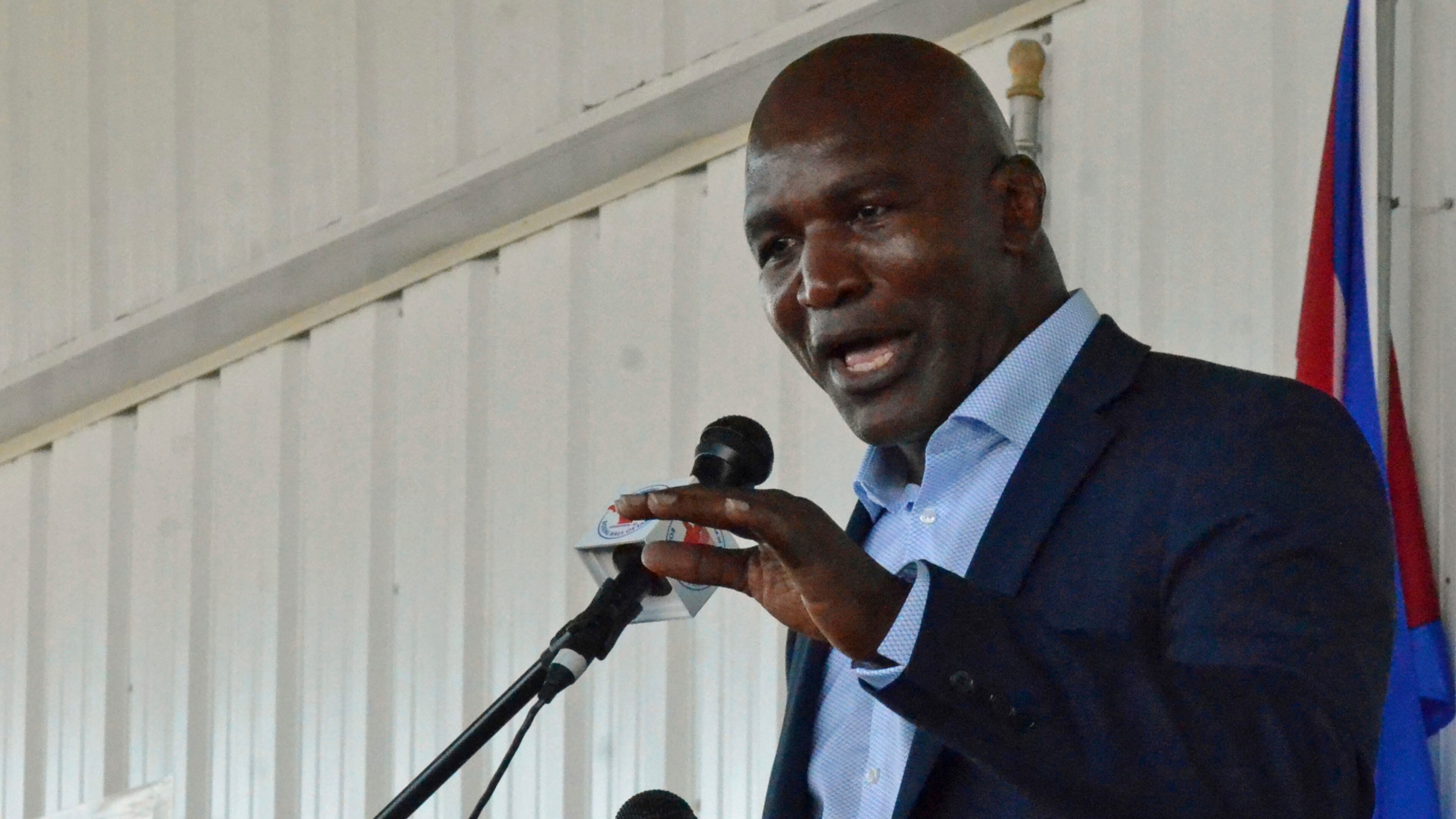 Evander Holyfield gives his speech at the International Boxing Hall of Fame's induction ceremony in Canastota, N.Y., Sunday, June 11, 2017. (Kyle Mennig/Oneida Daily Dispatch via AP)