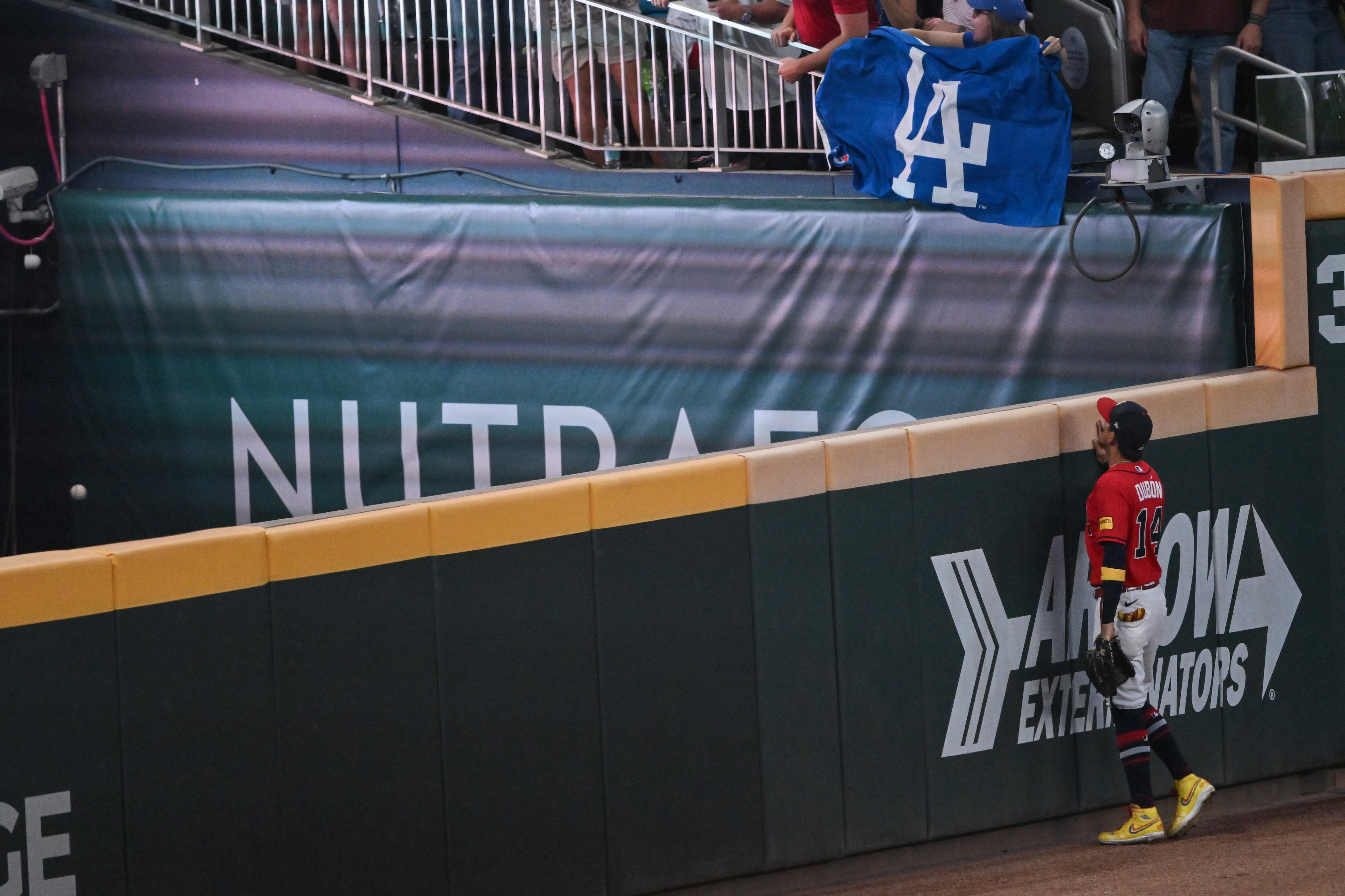 Atlanta Braves left fielder Mauricio Dubón (14) watches Los Angeles Dodgers' Enrique Hernández two-run home run fall into the Dodgers bullpen during the fourth inning of Game 3 of the MLB National League Division Series between the Atlanta Braves and the Los Angeles Dodgers, Tuesday, Oct. 6, 2026, in Atlanta. (Hyosub Shin/AJC)