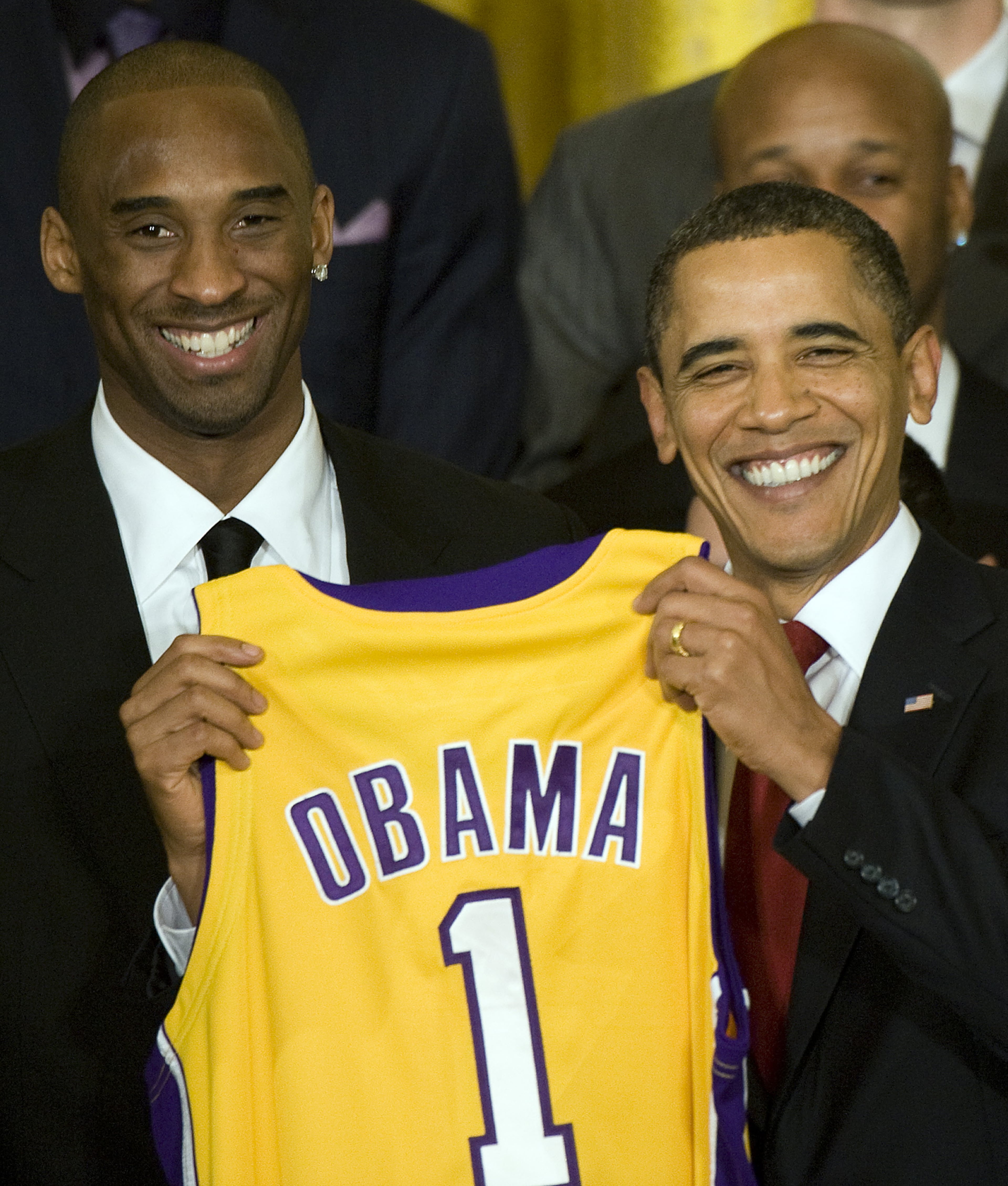 US President Barack Obama poses with Los Angeles Lakers Guard Kobe Bryant (L) during an event with the 2008-2009 NBA Champion Los Angeles Lakers at the White House in Washington, DC, January 25, 2010. AFP PHOTO/Jim WATSON (Photo credit should read JIM WATSON/AFP/Getty Images)