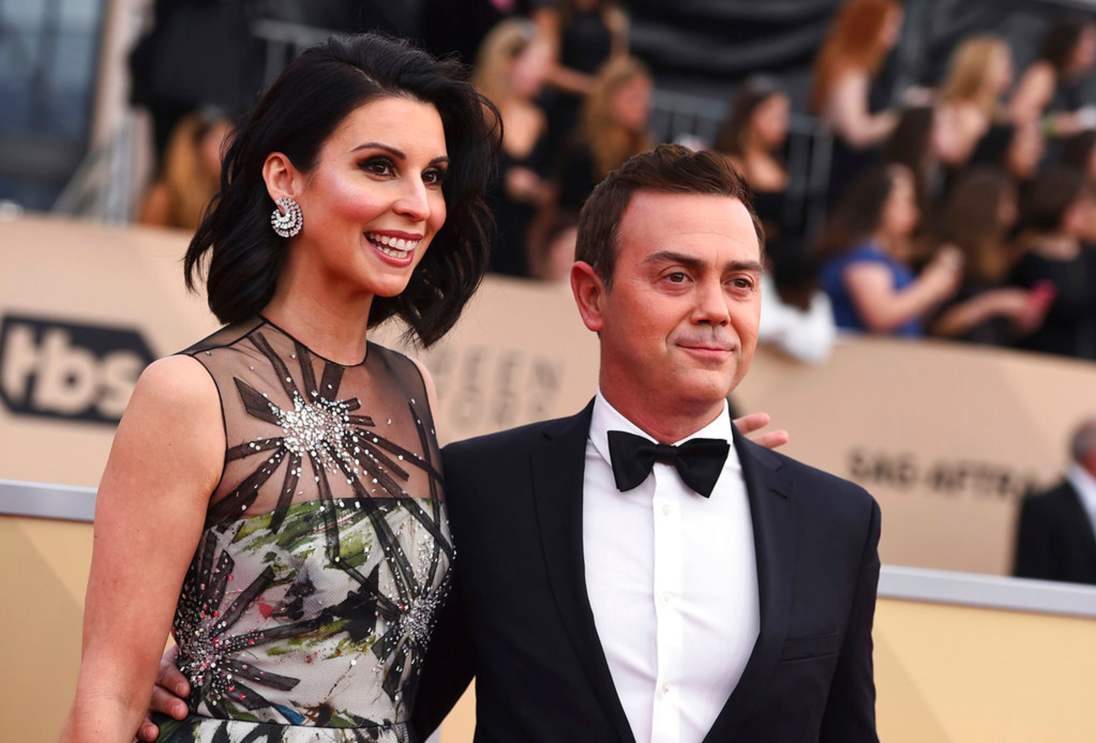 Beth Dover, left, and Joe Lo Truglio arrive at the 24th annual Screen Actors Guild Awards at the Shrine Auditorium & Expo Hall on Sunday, Jan. 21, 2018, in Los Angeles. (Photo by Jordan Strauss/Invision/AP)
