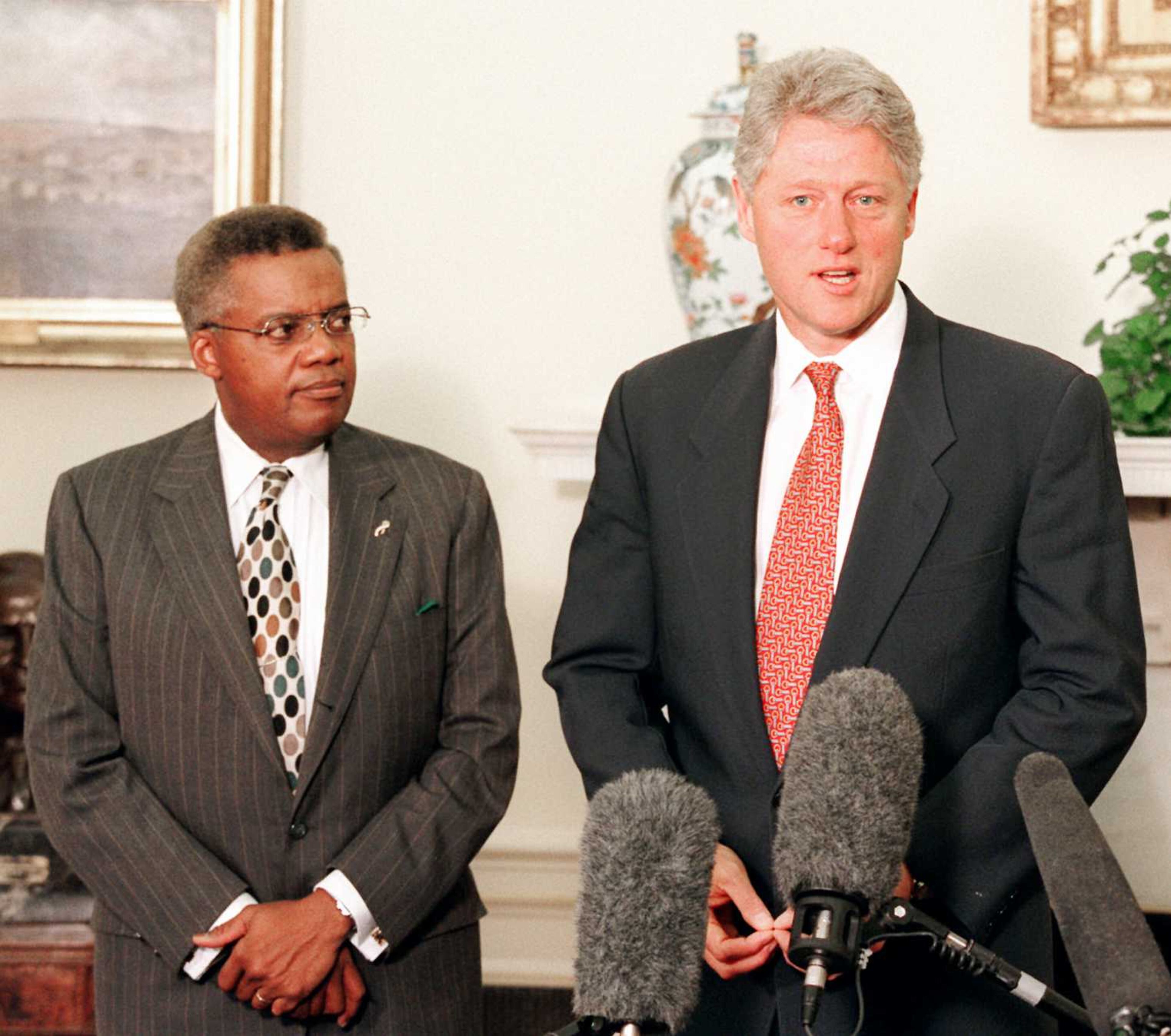 President Clinton and his Surgeon General nominee Dr Henry Foster meet reporters in the Oval office of the White House Friday May 26 1995 after the Senate Labor Committee voted 9 7 to confirm Foster s nomination AP Photo Greg Gibson