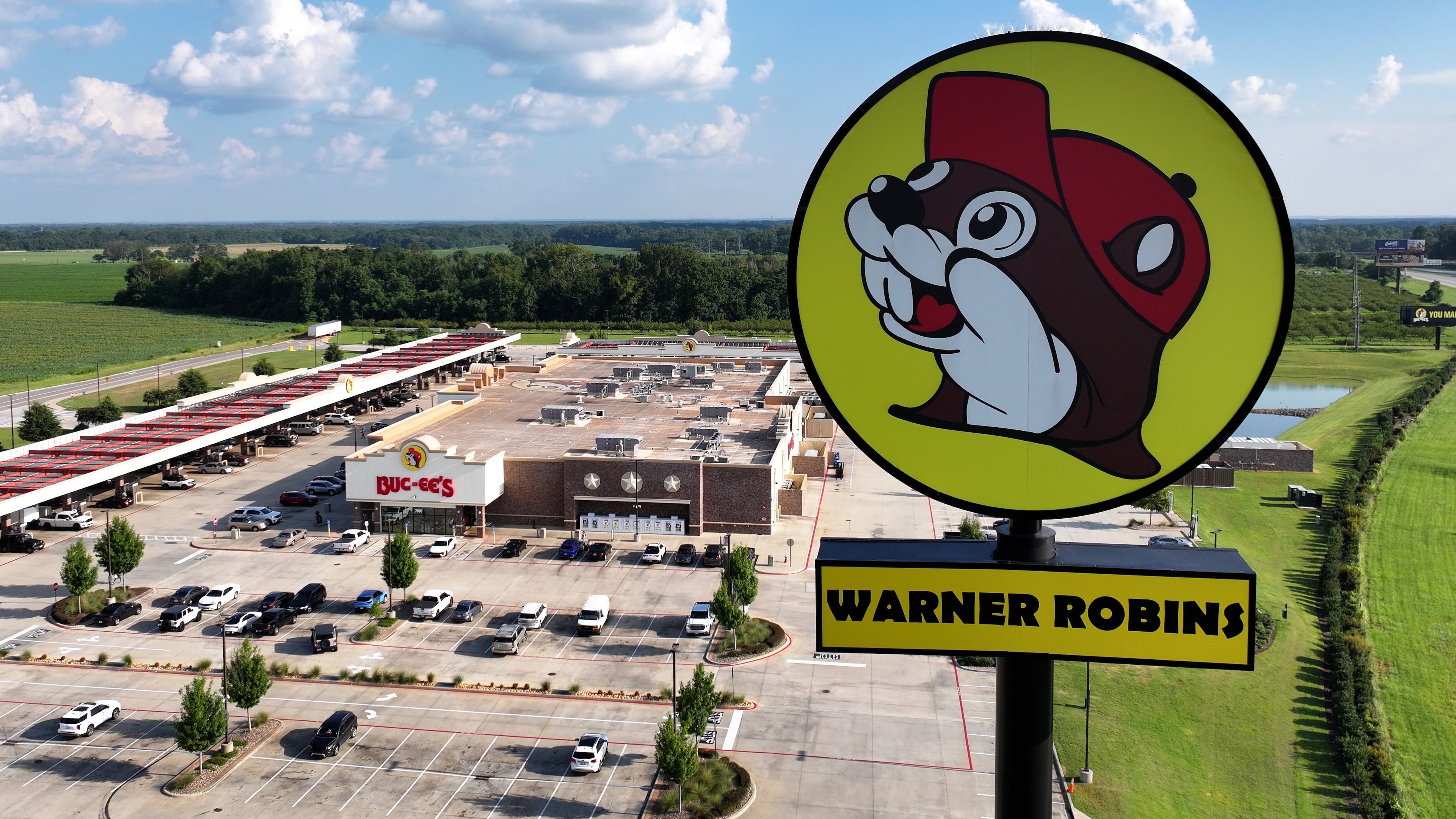 A Buc-ee's that sprouted in the Middle Georgia countryside along I-75 in 2020 will, in 2027, be joined by another midstate location 28 miles to the north. (Hyosub Shin/AJC)