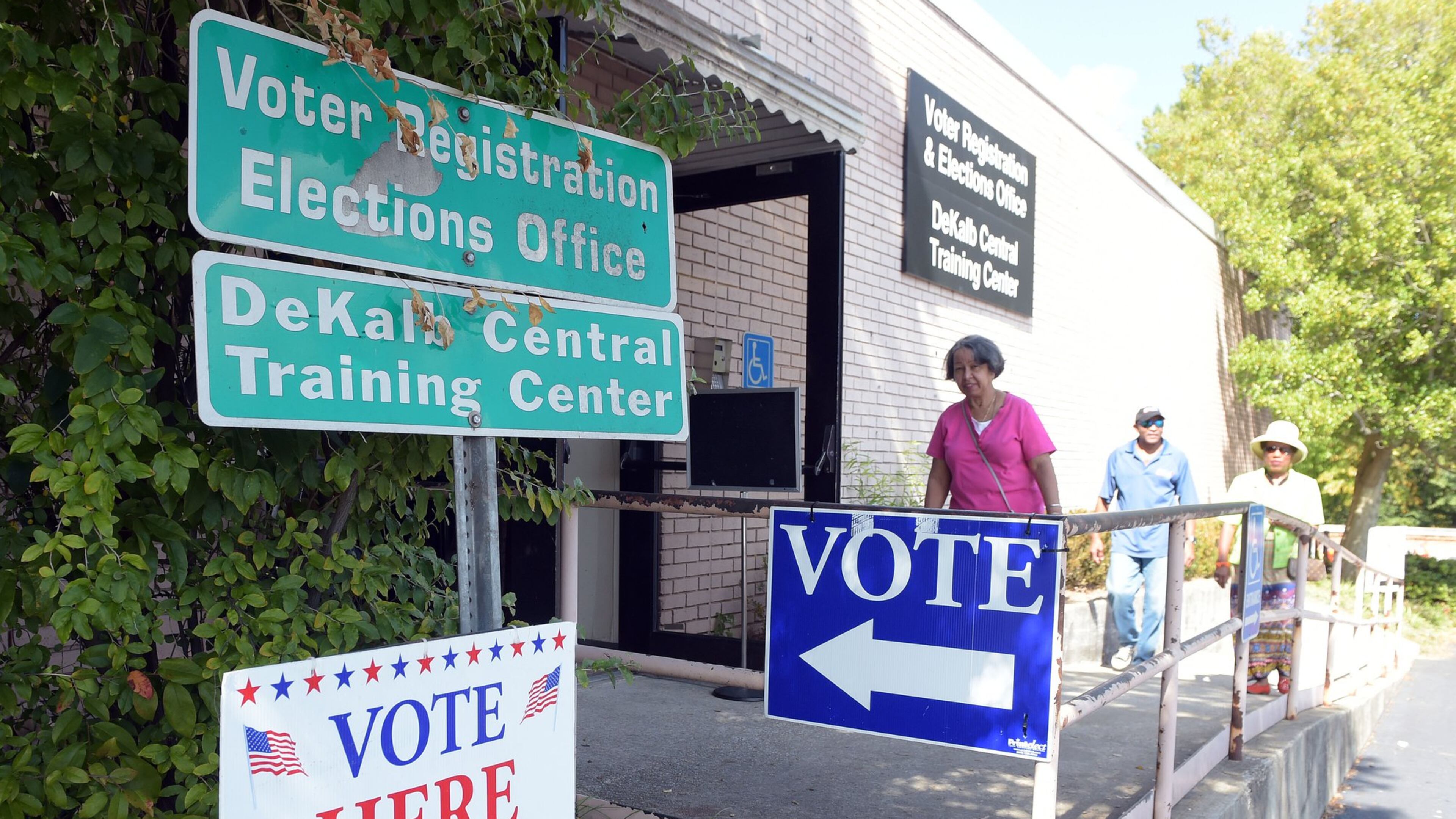 DeKalb County voters line up for early voting at the Voter Registration and Elections office in Stone Mountain in 2016. KENT D. JOHNSON / AJC