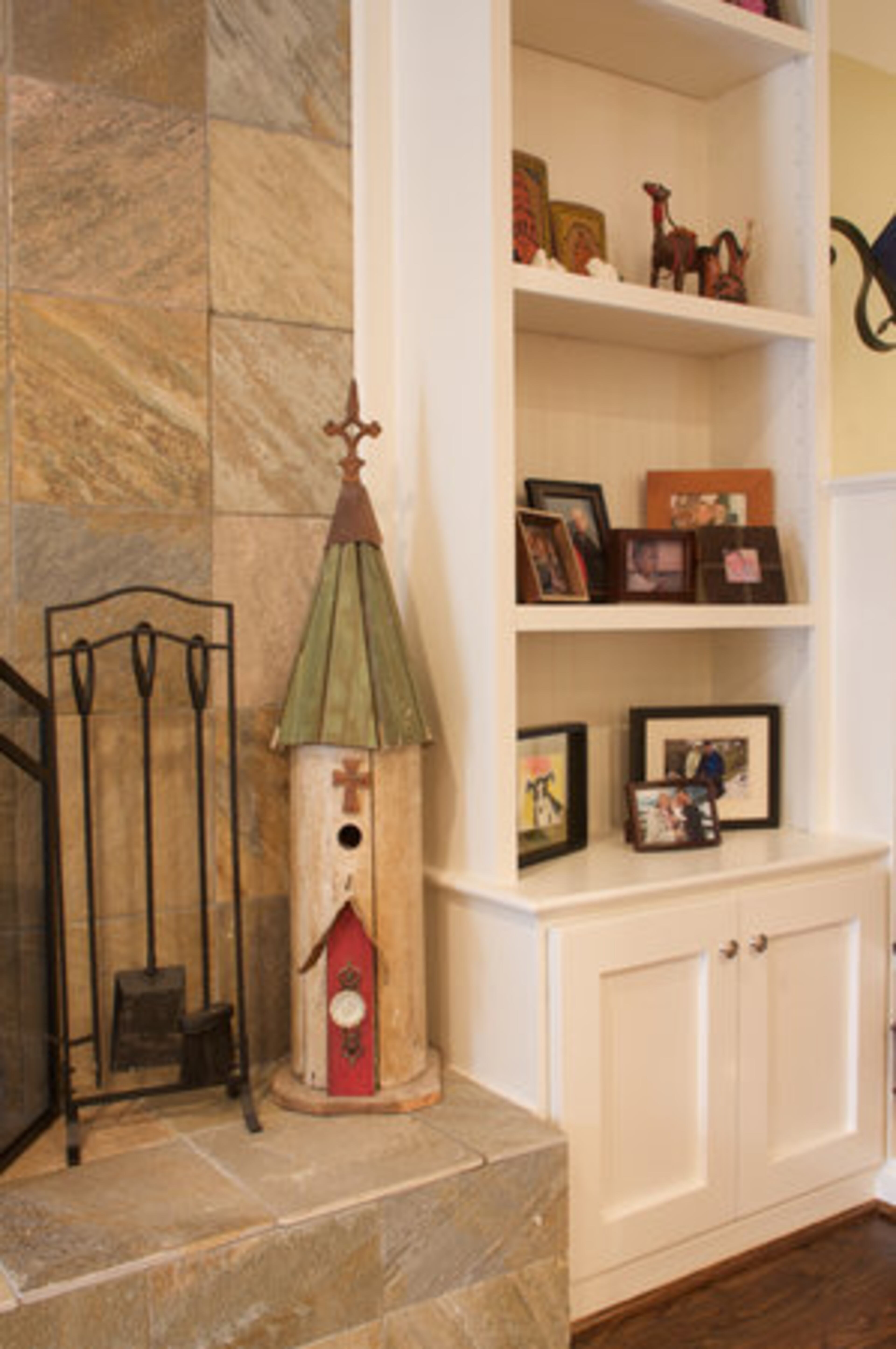 While they were not in the original design, built-in bookshelves were added during the 2010 renovation.