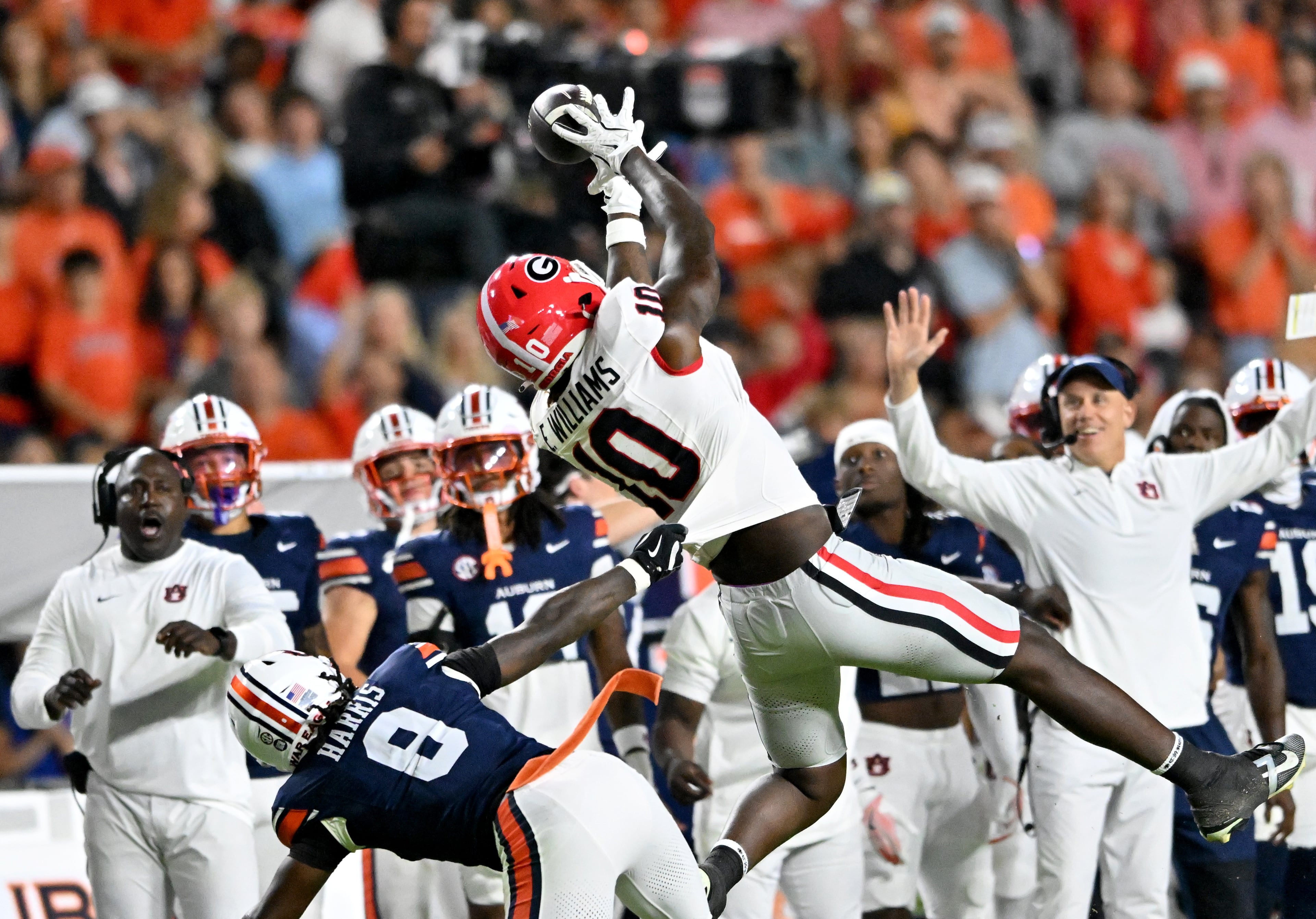 Georgia tight end Elyiss Williams (10) is not able to catch under pressure from Auburn safety Kaleb Harris (8) during the second half in a NCAA college football game at Jordan-Hare Stadium, Saturday, October 11, 2025, in Auburn, Ala. Georgia won 20-10 overAuburn. (Hyosub Shin / AJC)