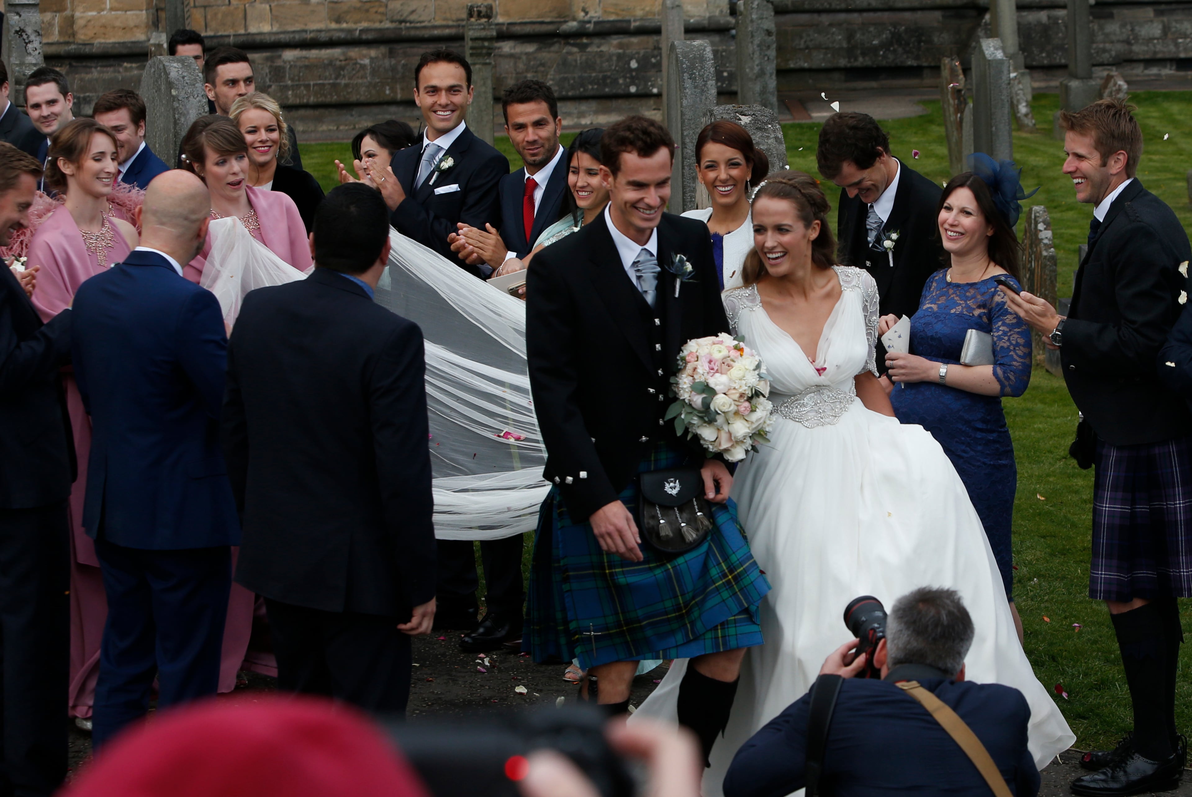 Britain's Andy Murray and Kim Sears leave Dunblane Cathedral in Scotland after their wedding, Saturday April 11, 2015. (AP Photo/PA, Andrew Milligan) UNITED KINGDOM OUT NO SALES NO ARCHIVE