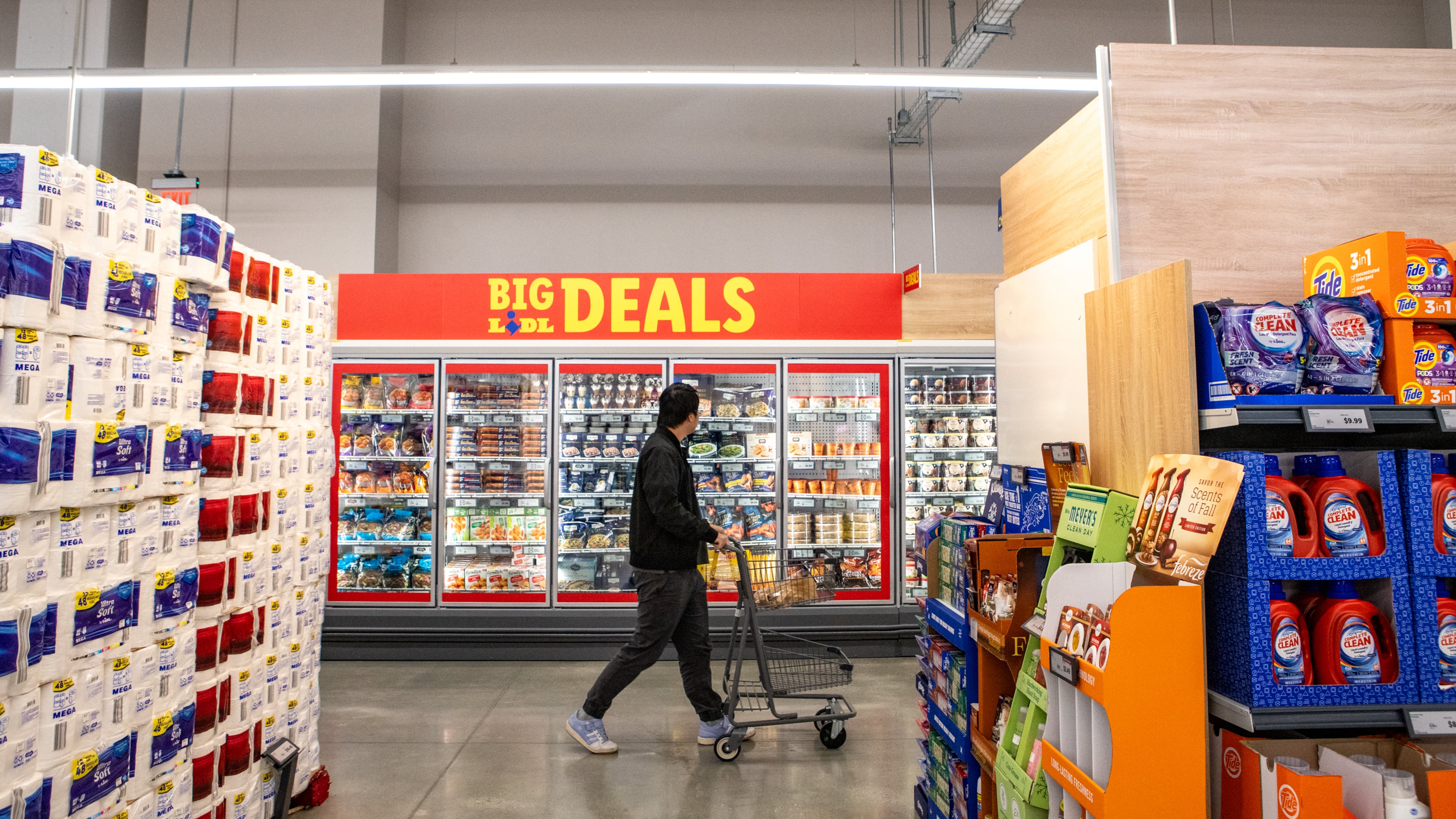 A customer shops at a Lidl grocery store in West Midtown on Wednesday, Oct 22, 2025. (Jenni Girtman for the AJC)