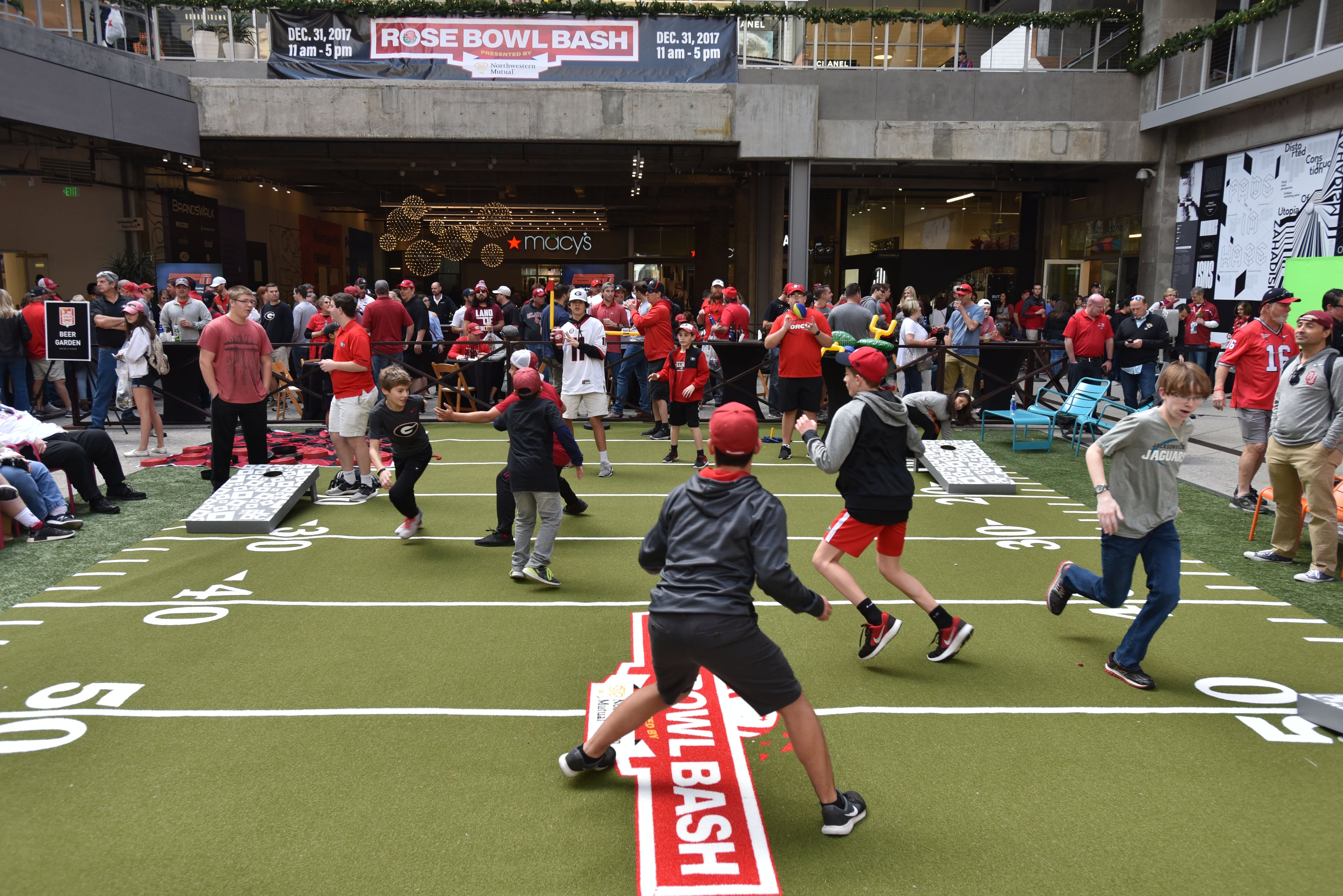 December 31, 2017 Los Angeles, California - Georgia and Oklahoma fans play football during The Rose Bowl Bash in downtown Los Angeles on Sunday, December 31, 2017. Hyosub Shin / hshin@ajc.com