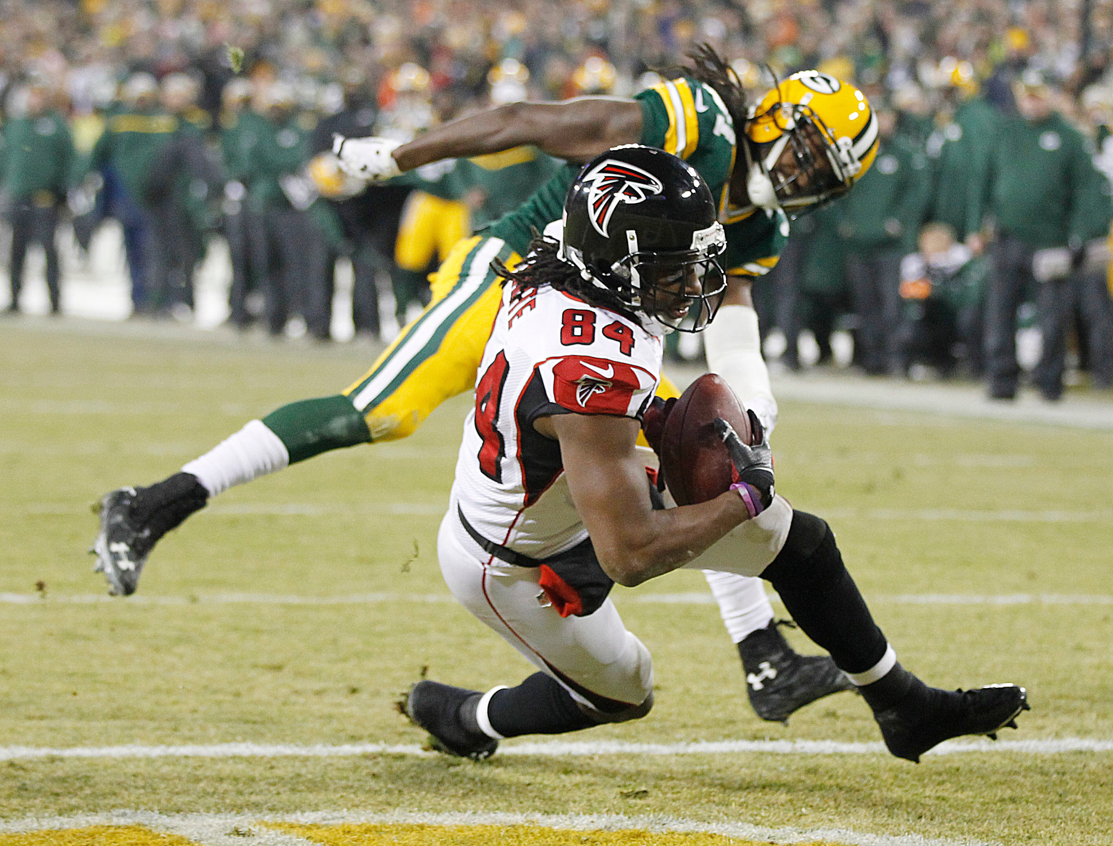 Atlanta Falcons' Roddy White catches a touchdown pass in front of Green Bay Packers' Davon House in the fourth quarter Monday, Dec. 8, 2014, in Green Bay, Wis.