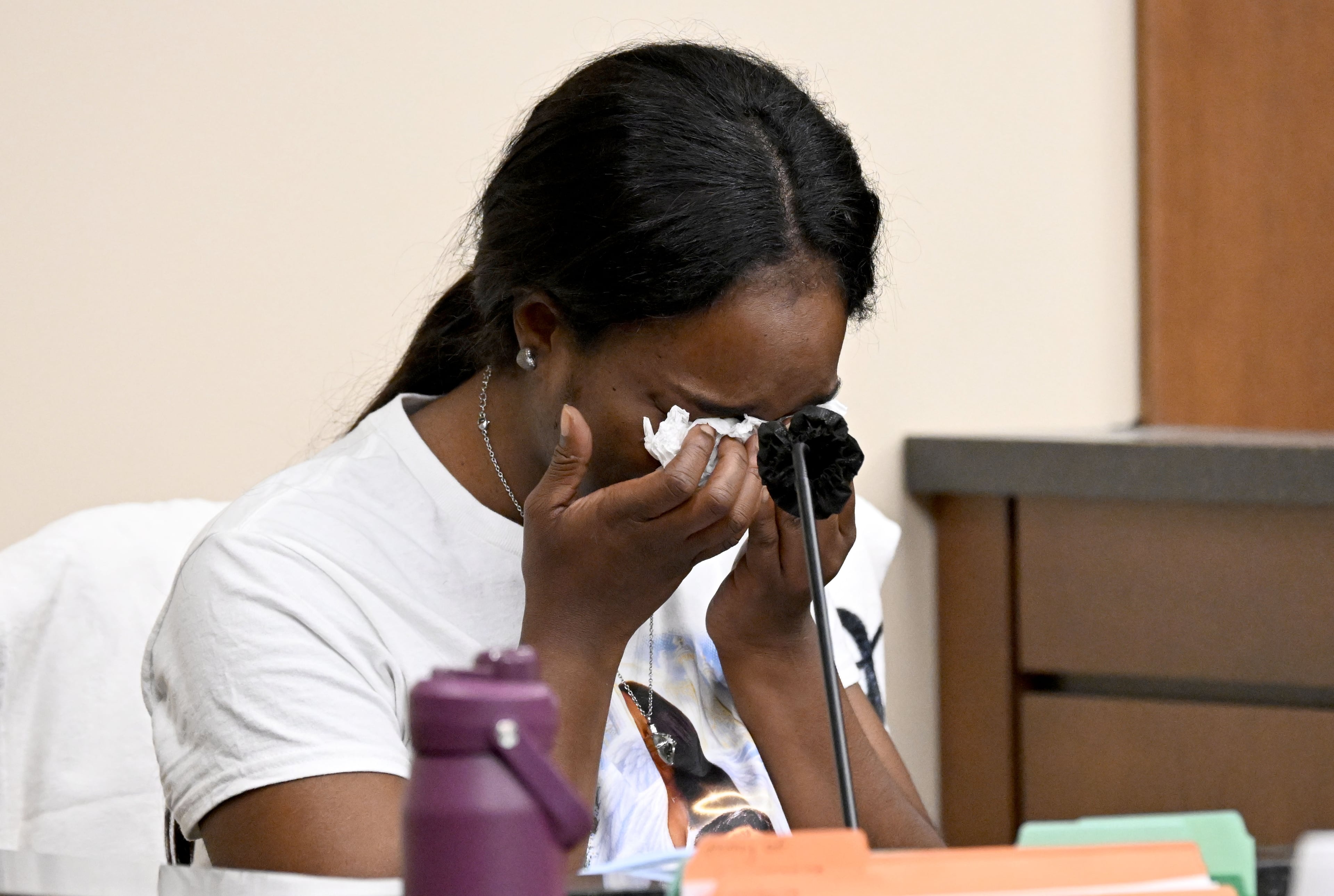 Jessica McCrary breaks down while delivering a victim impact statement during a bond hearing for the man charged in her daughter's death. (Hyosub Shin/AJC)