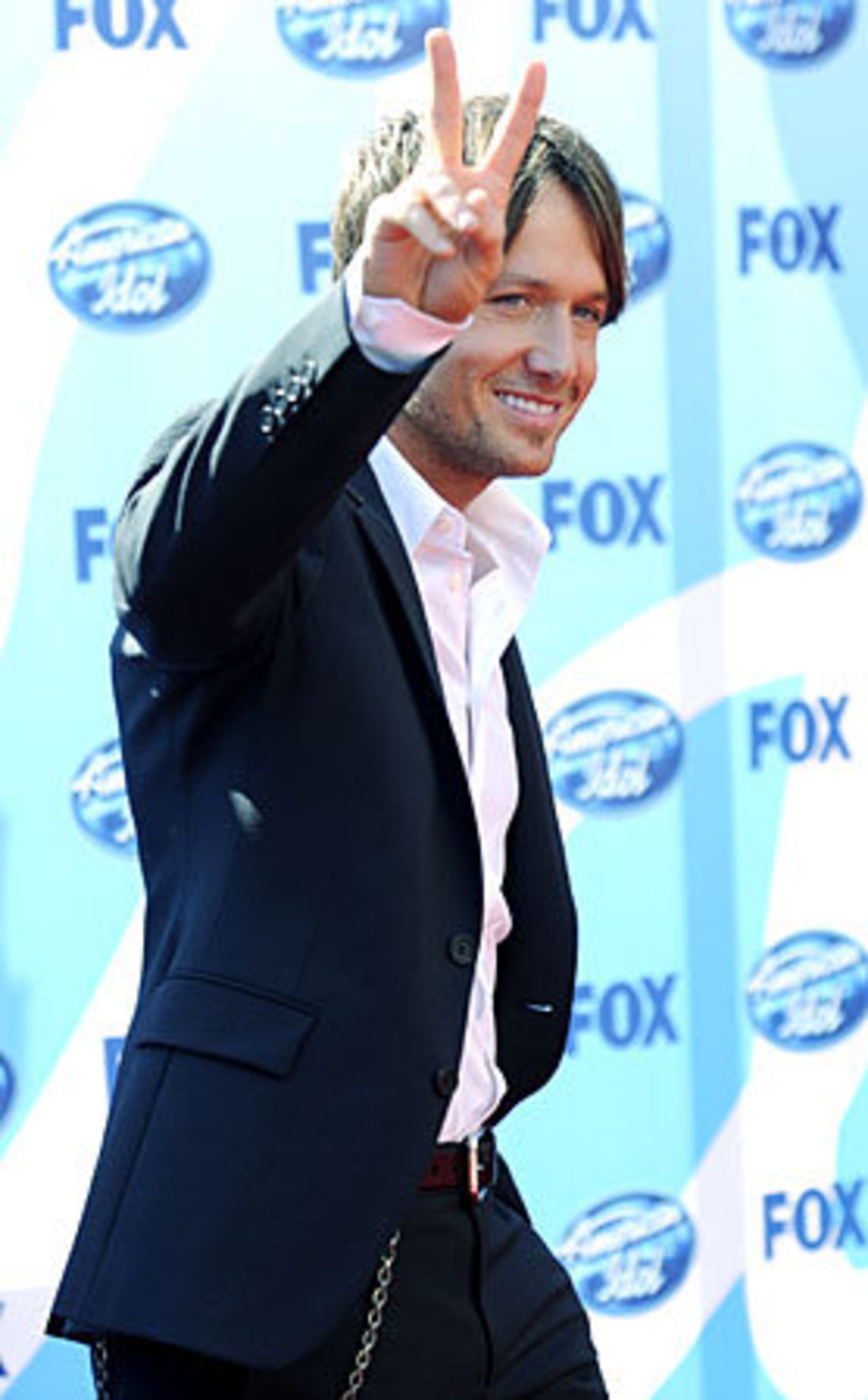 Keith Urban gives an Aussie-Kiwi country howdy to the crowd.