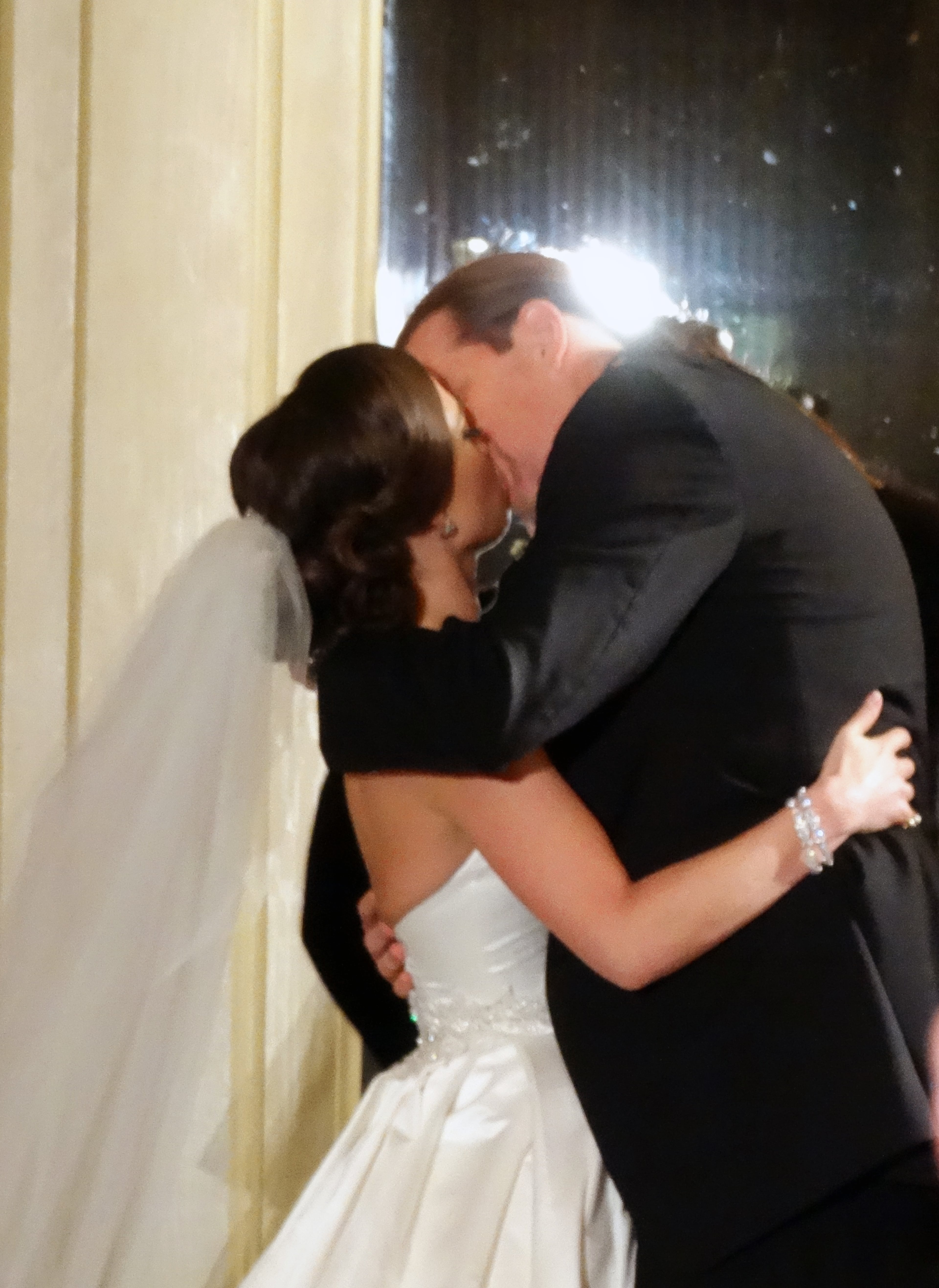 Steve Rickman and Amanda Bakalar seal it with a kiss. CREDIT: Rodney Ho/rho@ajc.com