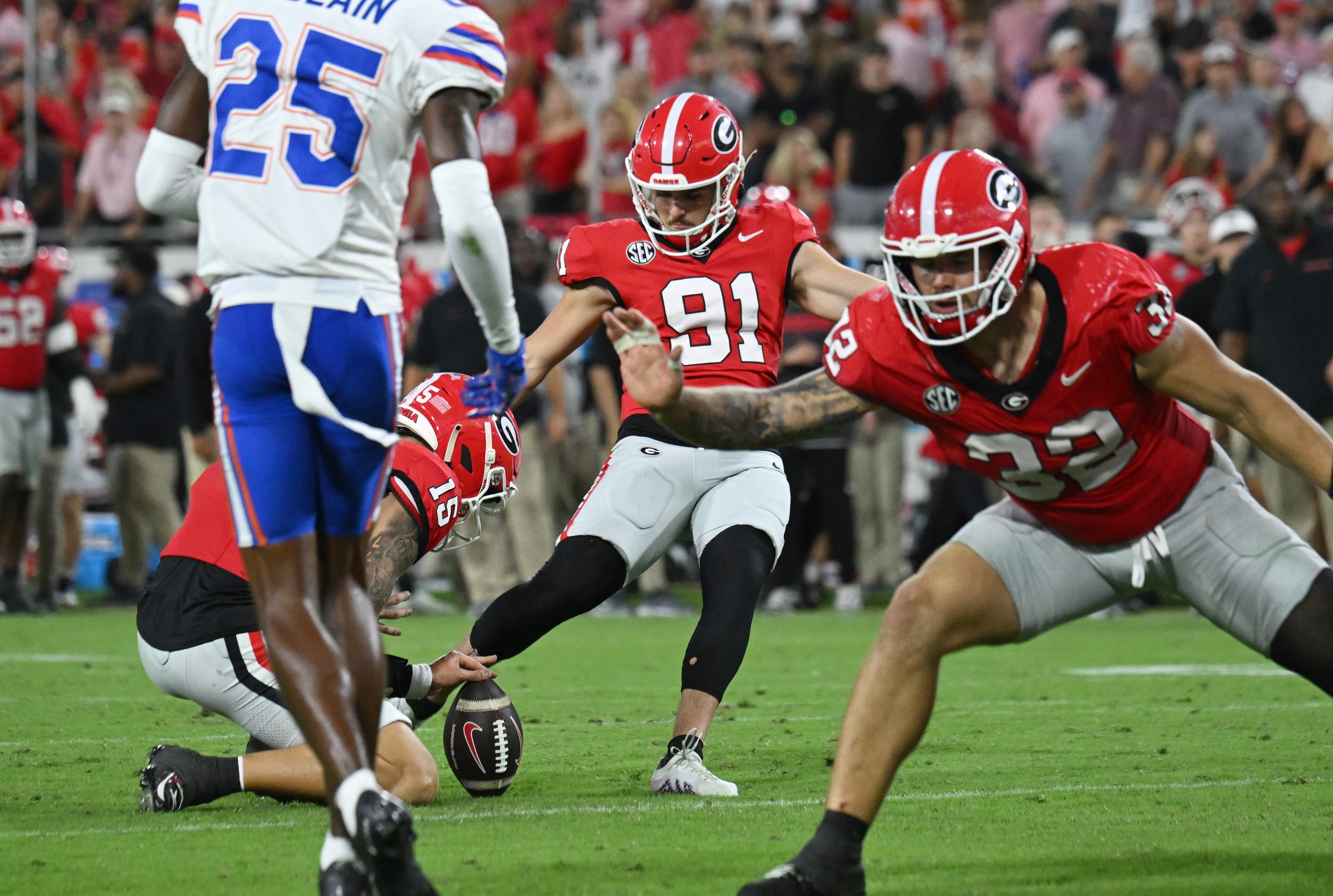 Georgia place kicker Peyton Woodring (91) hits a field goal during the second half in the NCAA football game at EverBank Stadium, Saturday, November 2, 2024, in Jacksonville, Fla. Georgia won 34-20 over Florida. (Hyosub Shin / AJC)