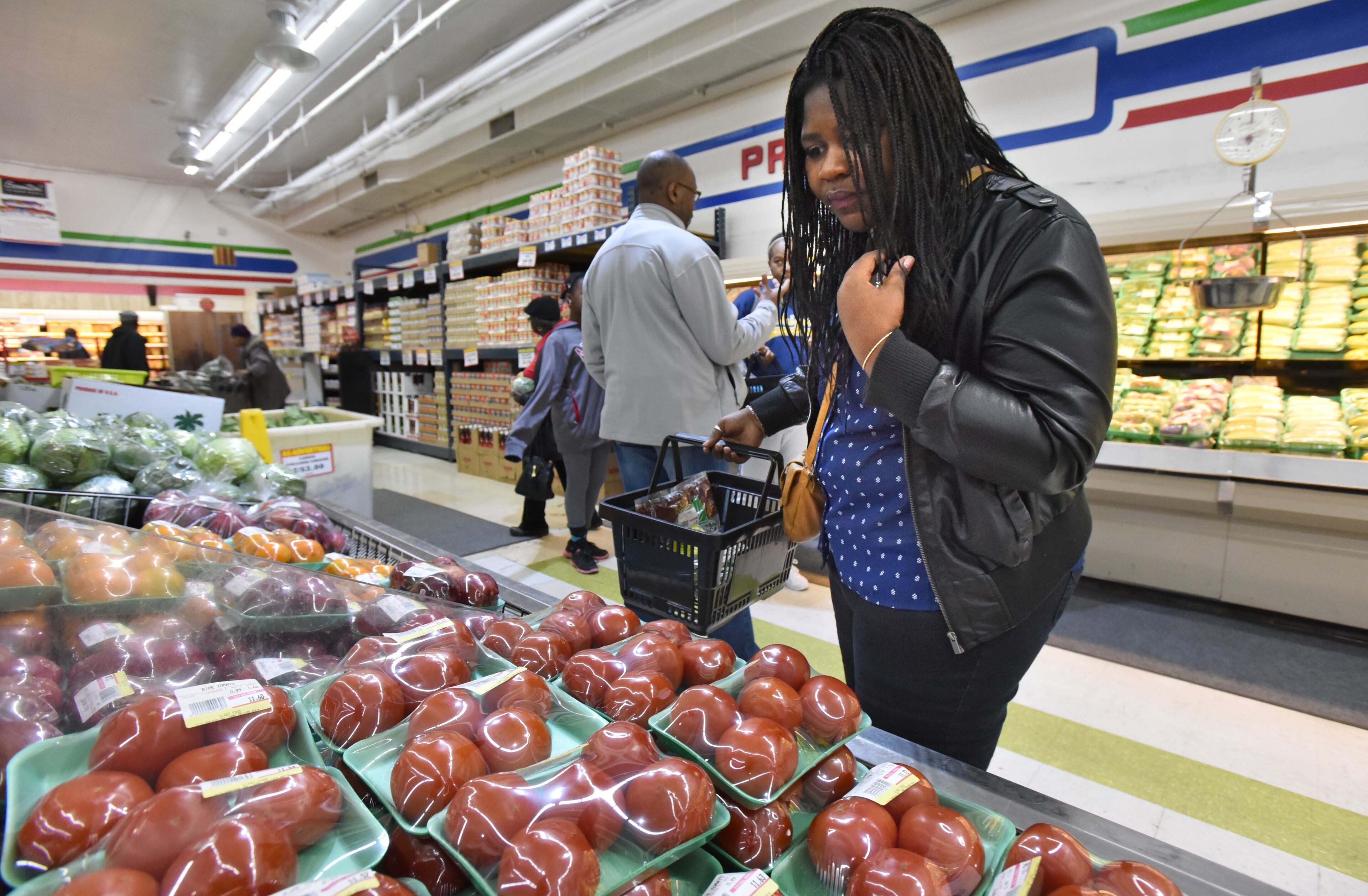 Shaquitta Germany searches for healthy food as she shops with Dr. Charles Moore at Super Giant Food grocery store on Hollowell Parkway in southwest Atlanta. HYOSUB SHIN / HSHIN@AJC.COM