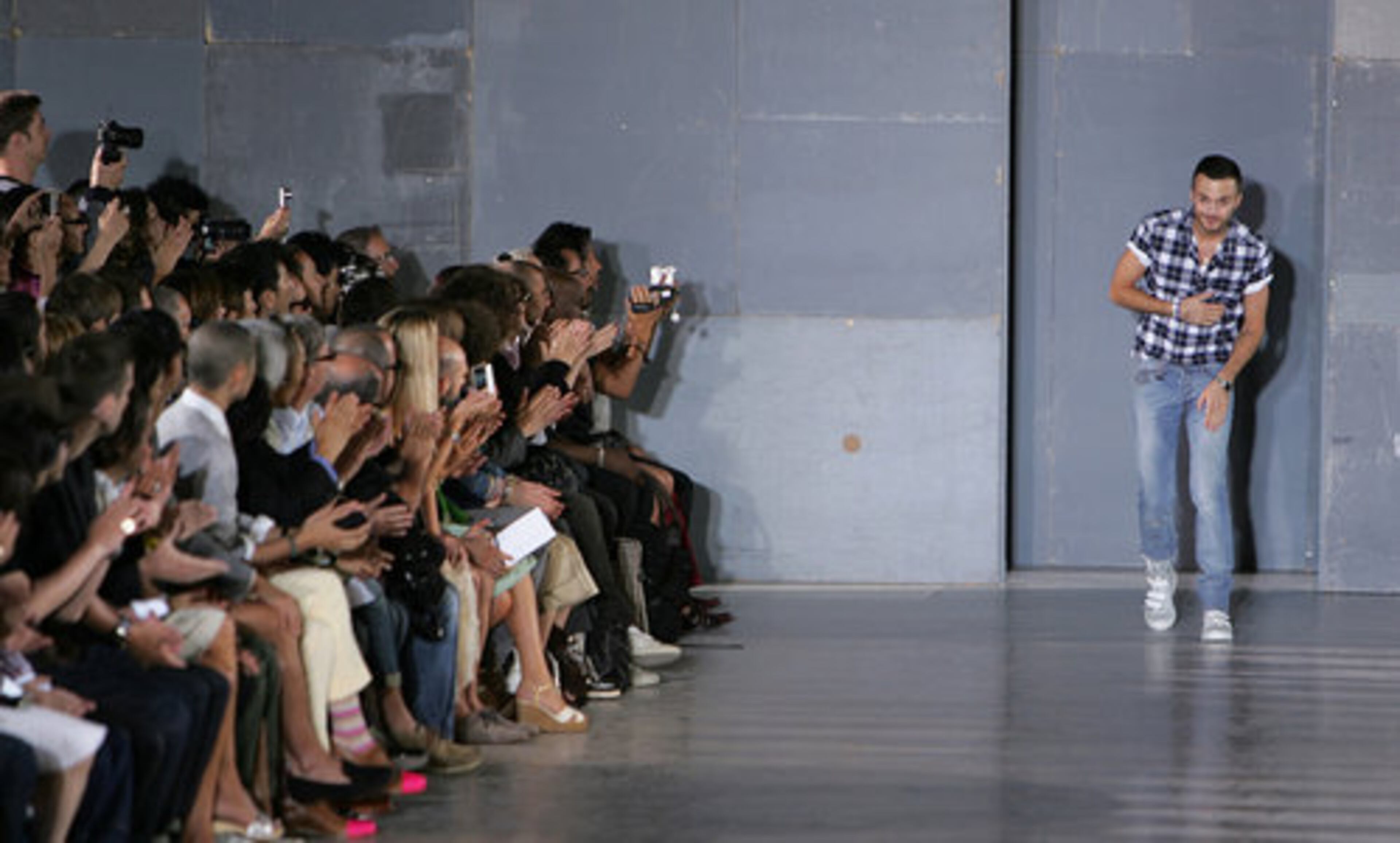 Belgian fashion designer Kris Van Assche acknowledges applause at the end of the presentation of his men's fashion Spring-Summer 2009 collection in Paris on Friday.