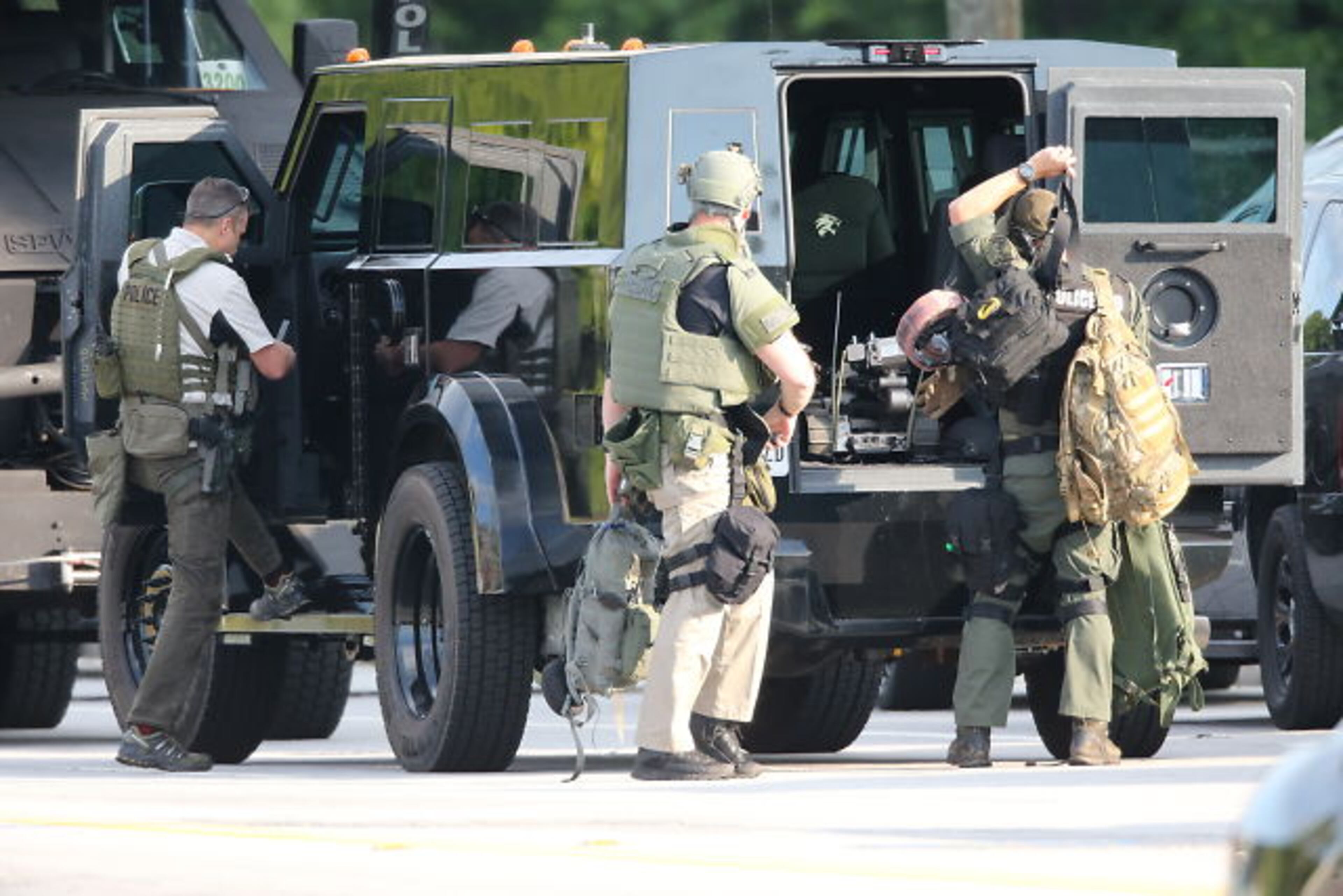 DeKalb police SWAT officers were called to a Motel 6 on Lawrenceville Highway and Montreal Road after a man inside refused to come out Wed., June 3, 2015. JOHN SPINK / JSPINK@AJC.COM